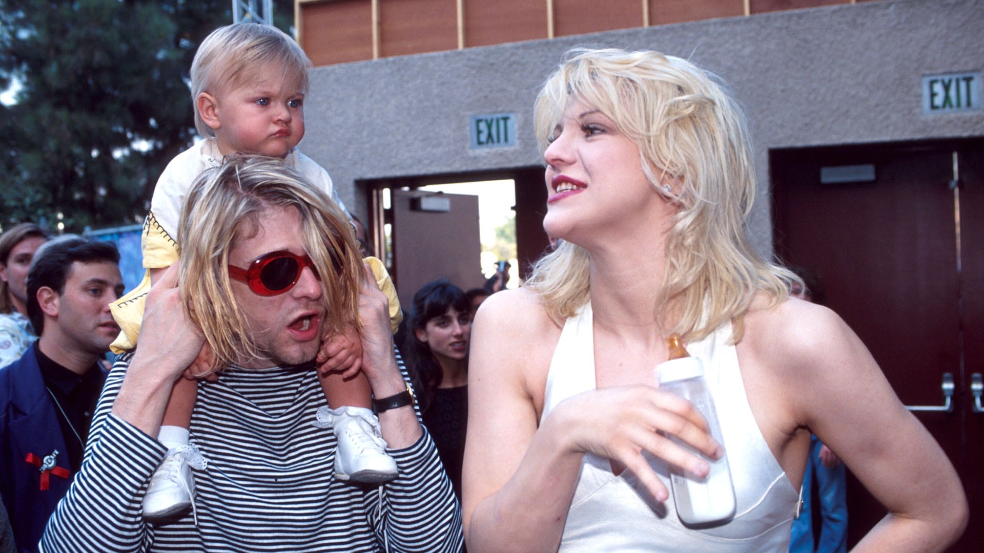 Kurt Cobain de Nirvana con su esposa Courtney Love y su hija Frances Bean Cobain (Foto de KMazur/WireImage) 