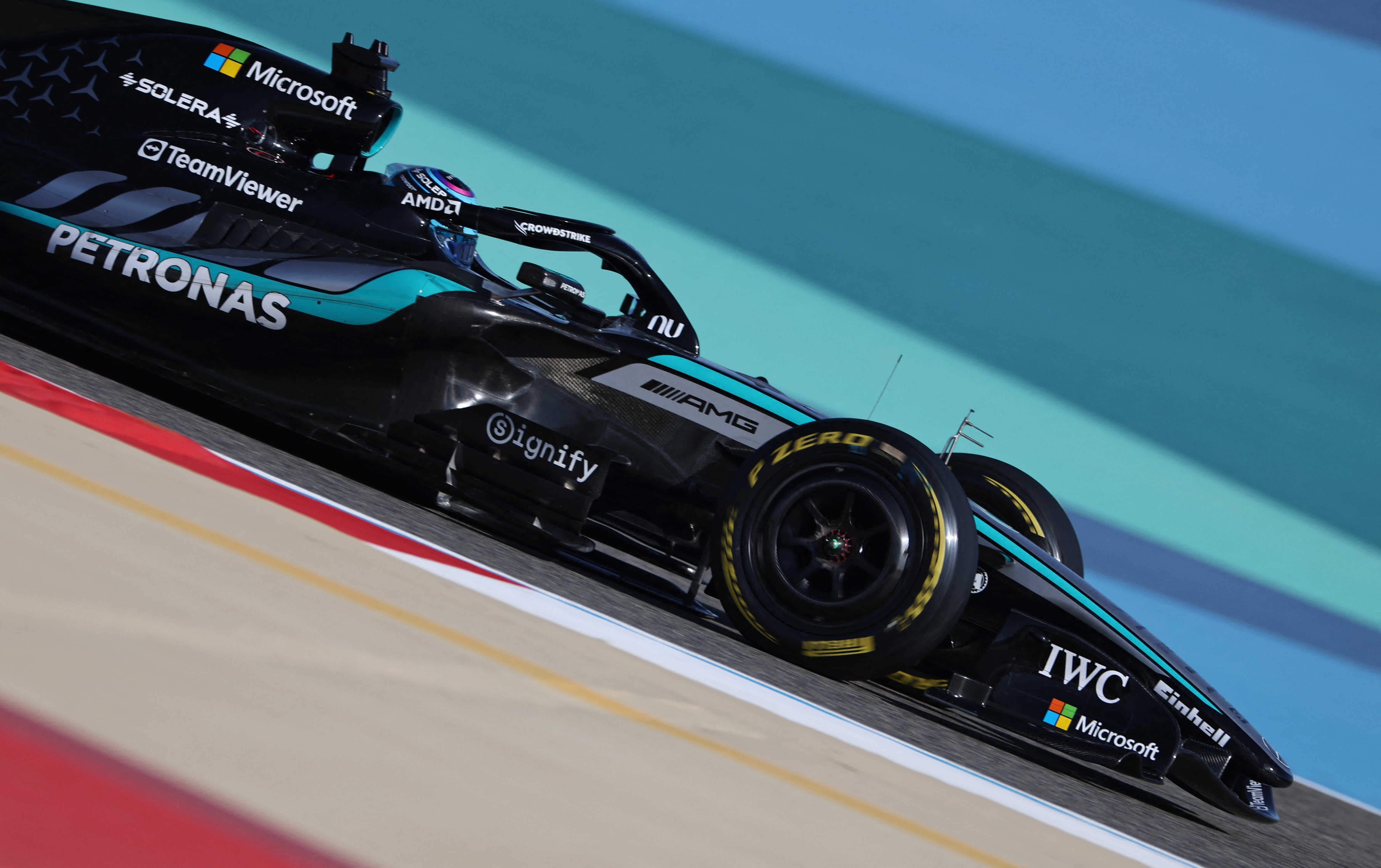 La organización habría obligado a las escuderías a que rueden con menos potencia eléctrica en los últimos días de los ensayos en Baréin (REUTERS/Hamad I Mohammed)