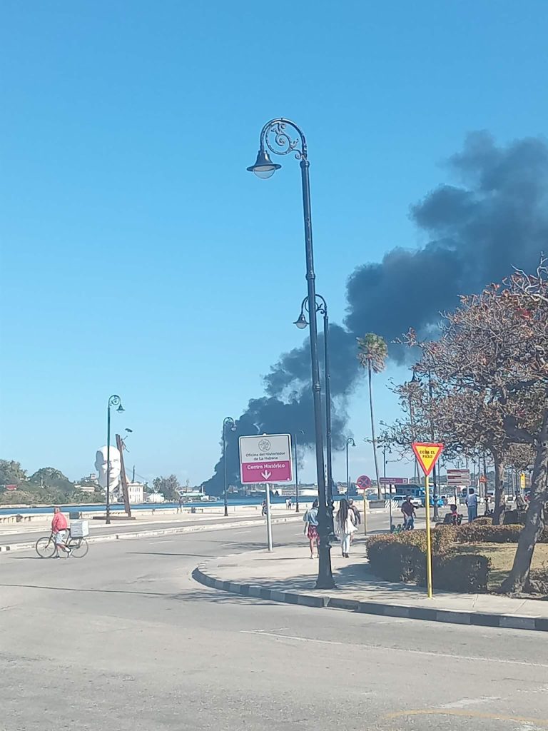 Crisis en Cuba: se desató un gran incendio en una refinería en La Habana
