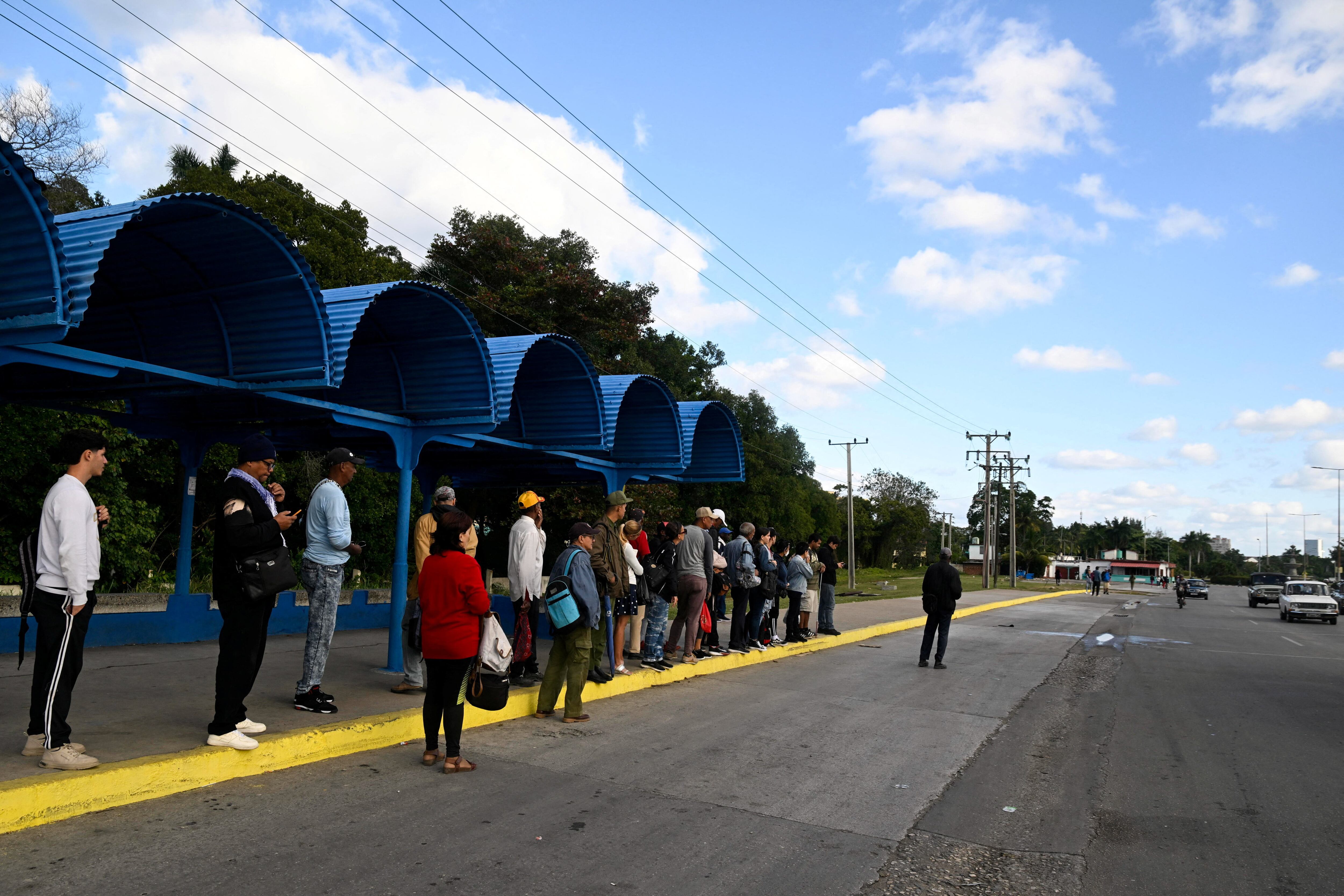 La gente espera transporte mientras los cubanos se preparan para las medidas de escasez de combustible después de que Estados Unidos endureciera el bloqueo al suministro de petróleo, en La Habana, Cuba, el 6 de febrero de 2026. REUTERS/Norlys Pérez