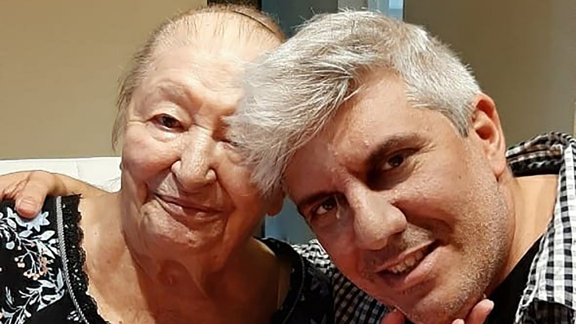 Matías Bagnato pudo escapar del incendio. En la foto, junto a su abuela Norma