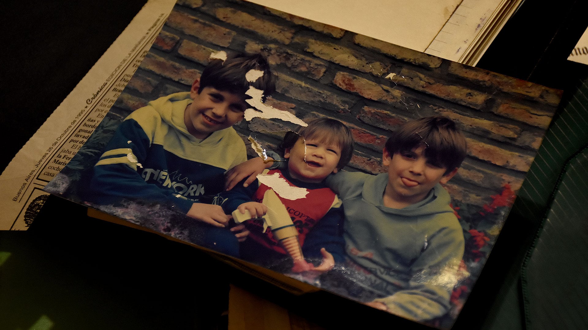 Matías Bagnato junto a sus dos hermanos que murieron en el incendio (Nicolás Stulberg)