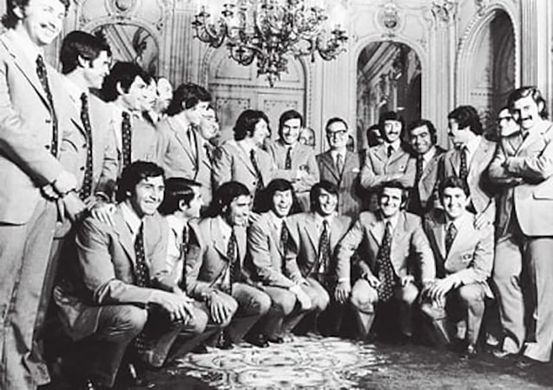 Miembros del plantel de Colo Colo, incluyendo a Carlos Caszely y el técnico Luis Álamos, posan en una recepción con el Presidente Salvador Allende en un evento histórico. (.)