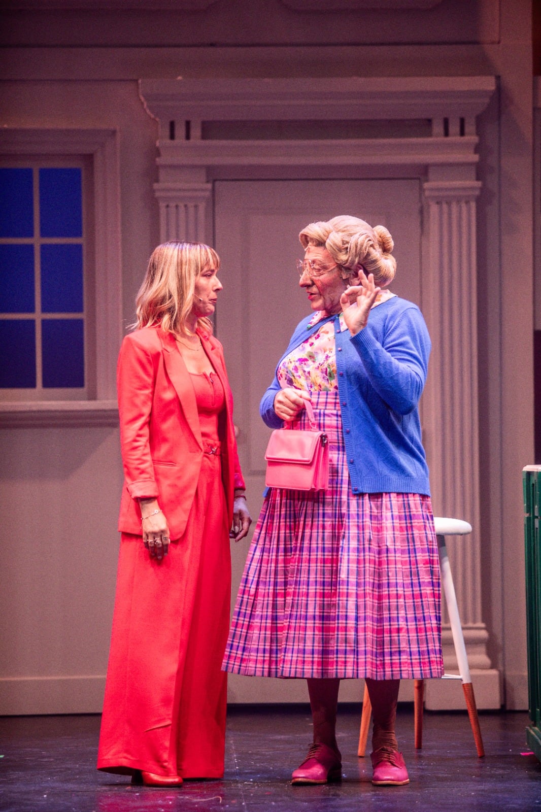 Dani la Chepi en el papel de Amanda y Campi como Mrs. Doubtfire interactúan en una escena de la obra de teatro 