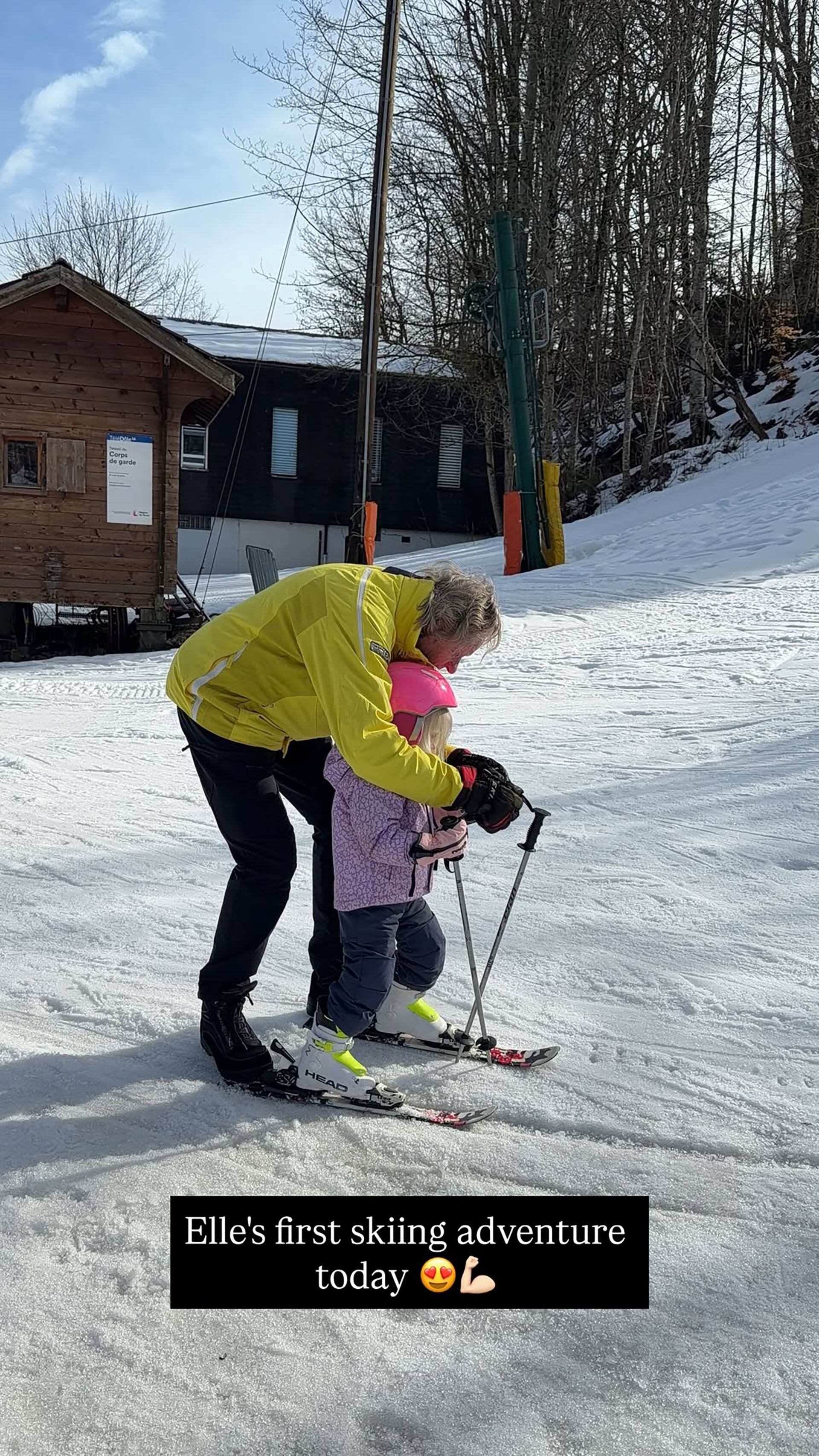Daniela Christiansson enseñándole a esquiar a su hija Elle: primera clase (Instagram: @danielachristiansson) 
