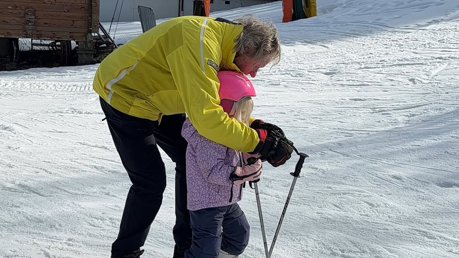 Daniela Christianssone enseñándole a esquiar a su hija Elle (Instagram: @danielachristiansson) 