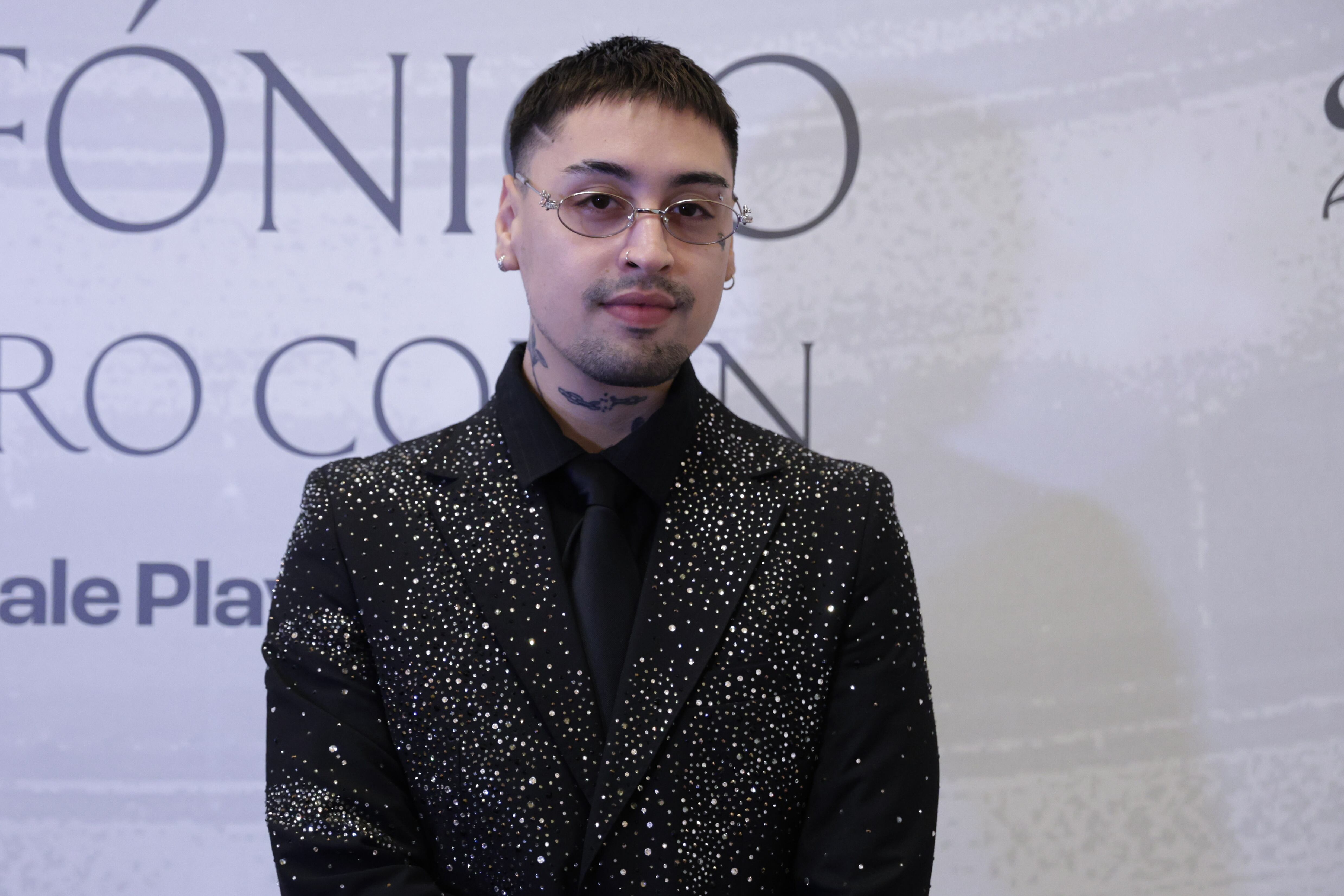 Tiago PZK optó por un traje negro adornado con apliques plateados y complementos monocromáticos, destacando entre los asistentes al show de Nicki Nicole