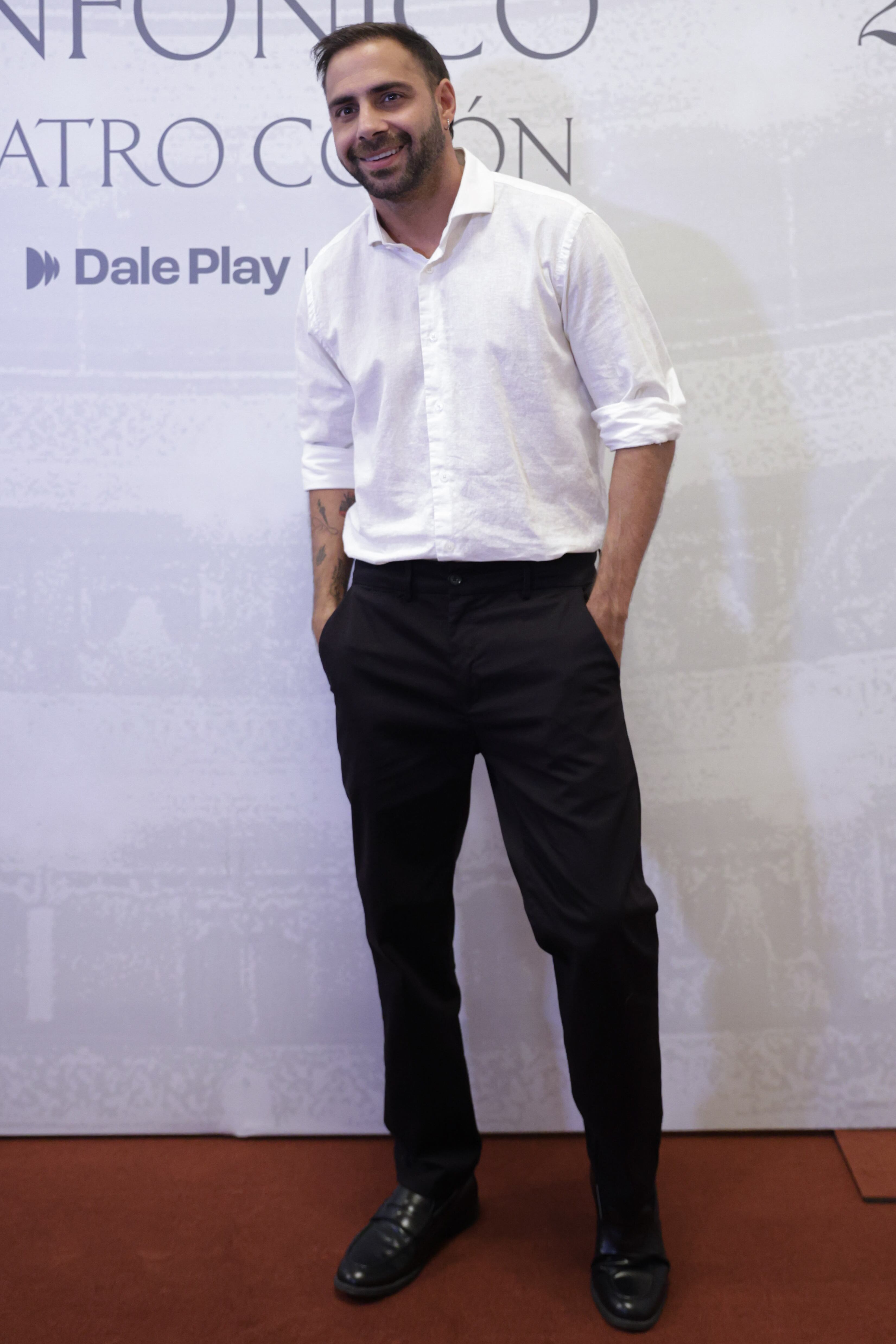 En la alfombra roja del evento, Grego Rossello optó por un look más simple compuesto por camisa y pantalón de vestir