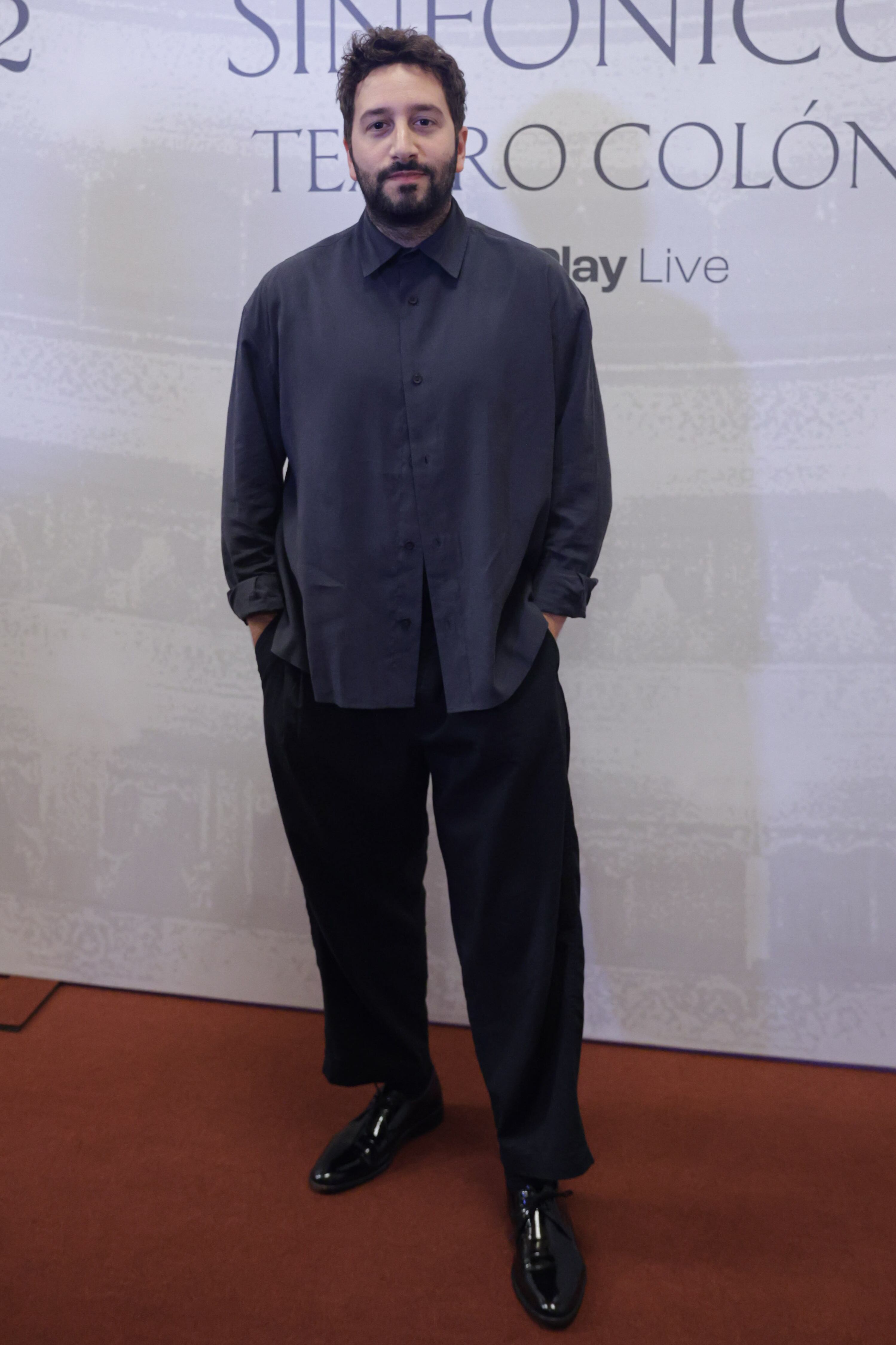 El look del productor Nico Cotton en el show de Nicki Nicole