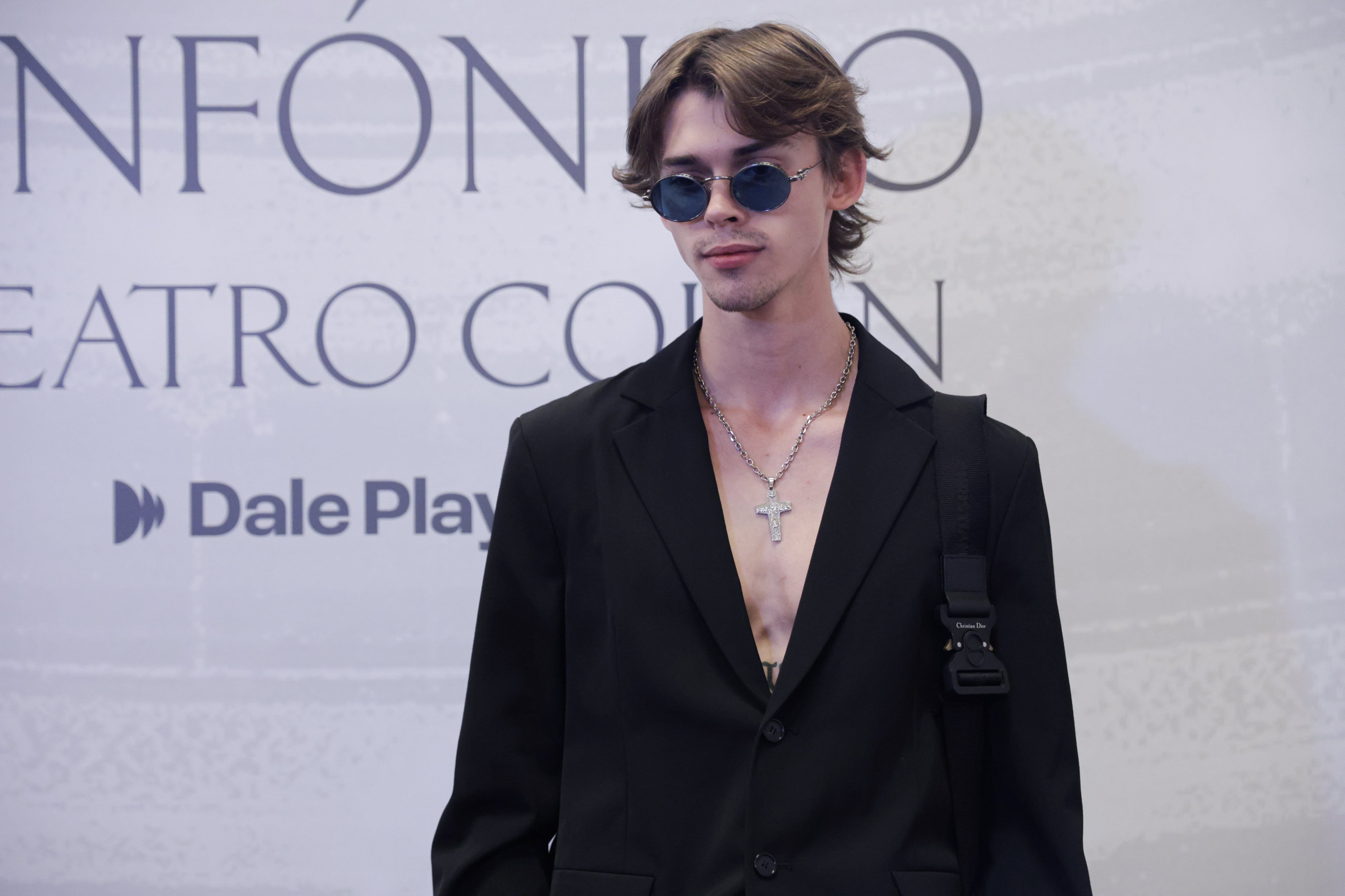 Felipe Fort llamó la atención con su look elegante y moderno, sin camisa ni remera, apostando por accesorios llamativos y peinado con raya al medio (RSFOTOS)