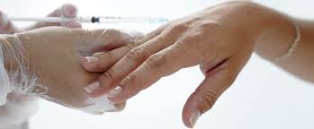 Acido hialurónico para rellenar las manos y evitar que el hundimiento de la piel resalte las venas