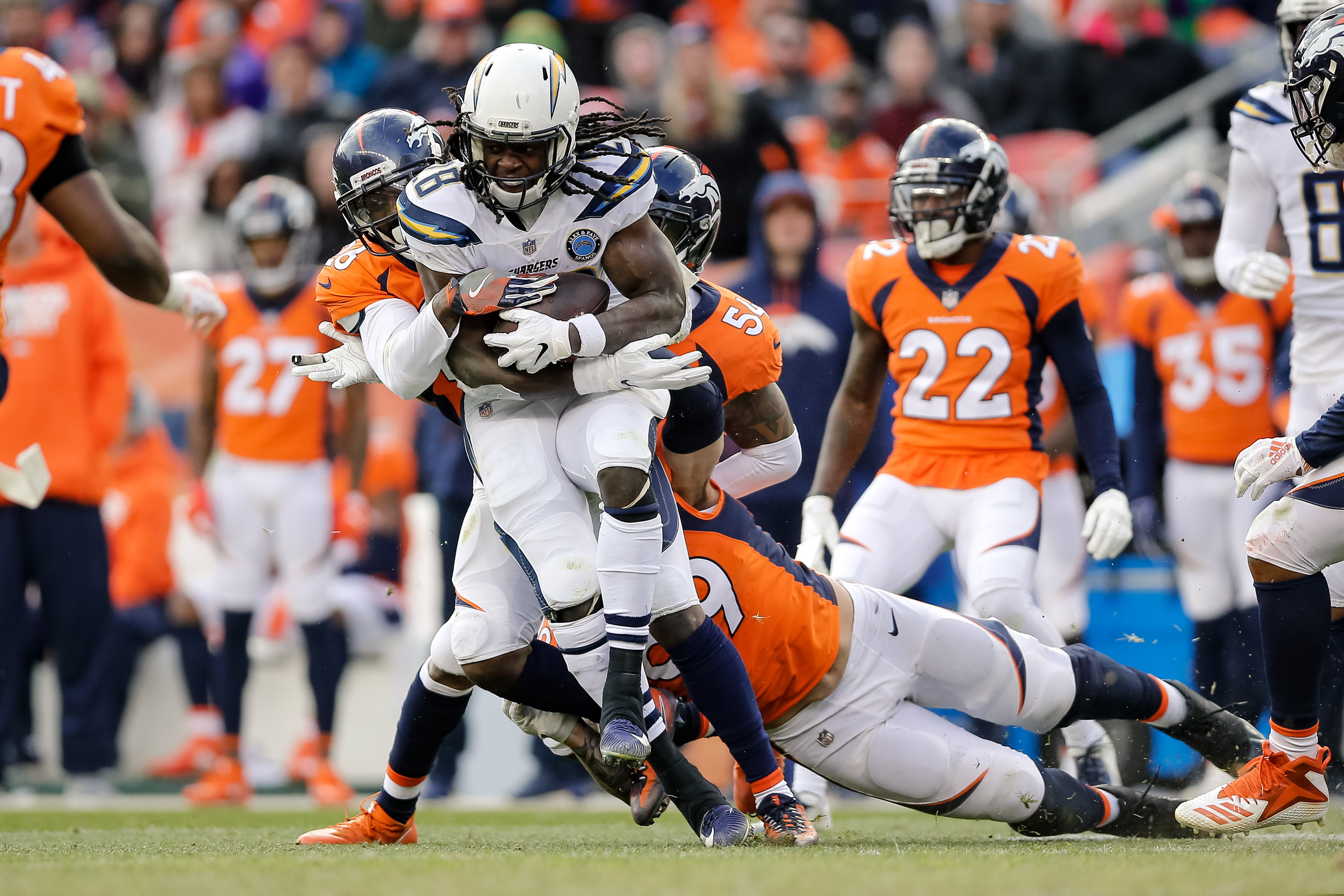 El ejemplo de Brandon Marshall, luciendo el 54 en su camiseta, fomenta la educación y el apoyo en salud mental en el entorno deportivo
Credit: Isaiah J. Downing-USA TODAY Sports