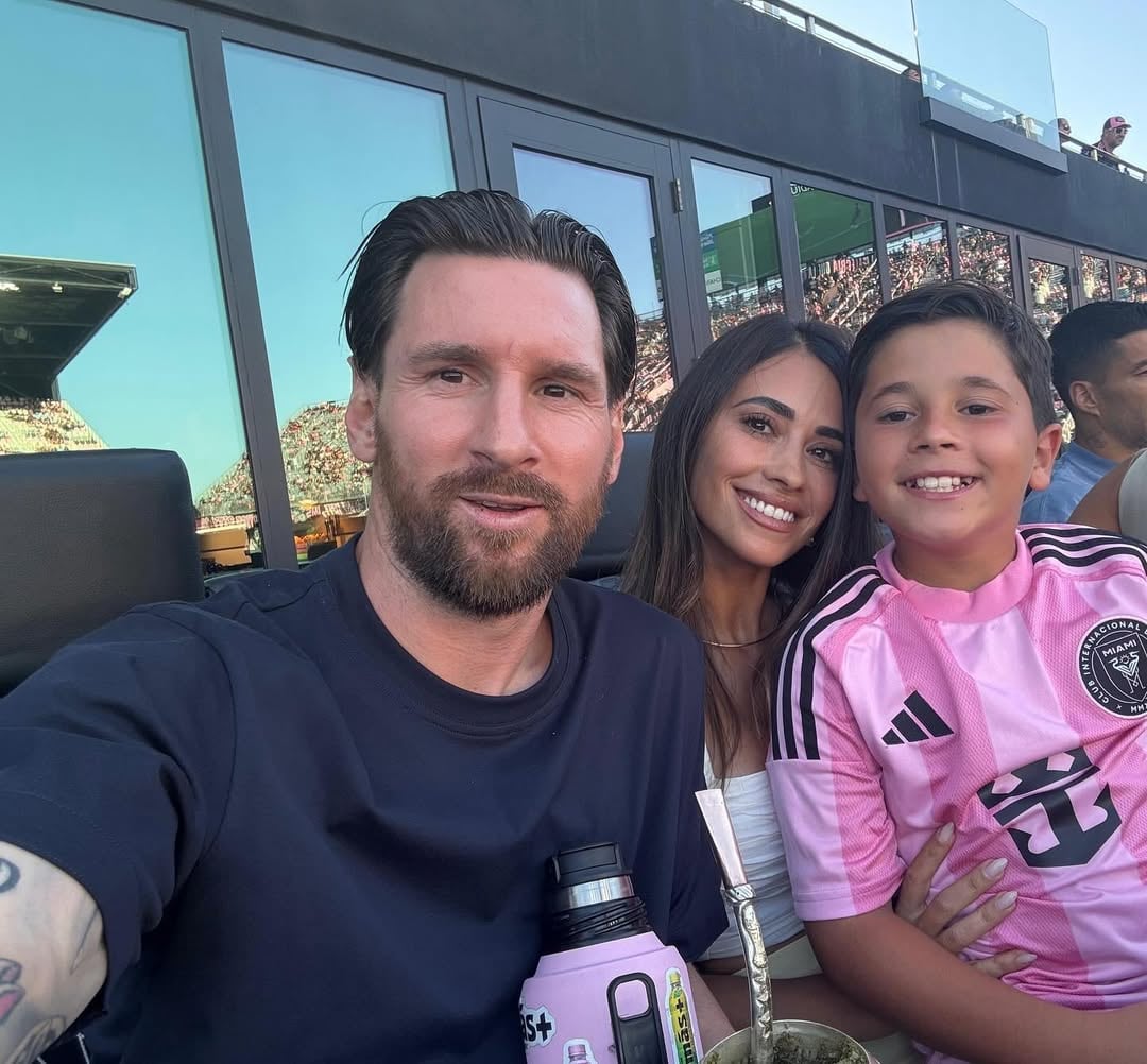 Lionel Messi junto a su esposa, Antonela, y su hijo Mateo (Instagram @antonelaroccuzzo)