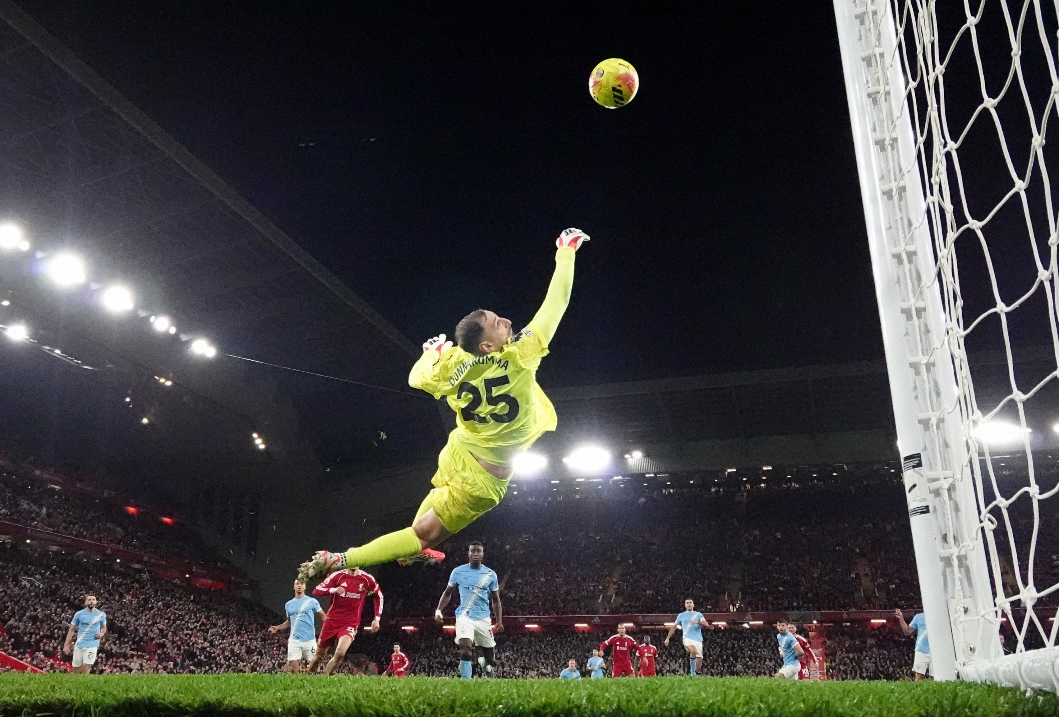 Postal de la espectacular atajada de Donnarumma a Mac Allister (REUTERS/Phil Noble)
