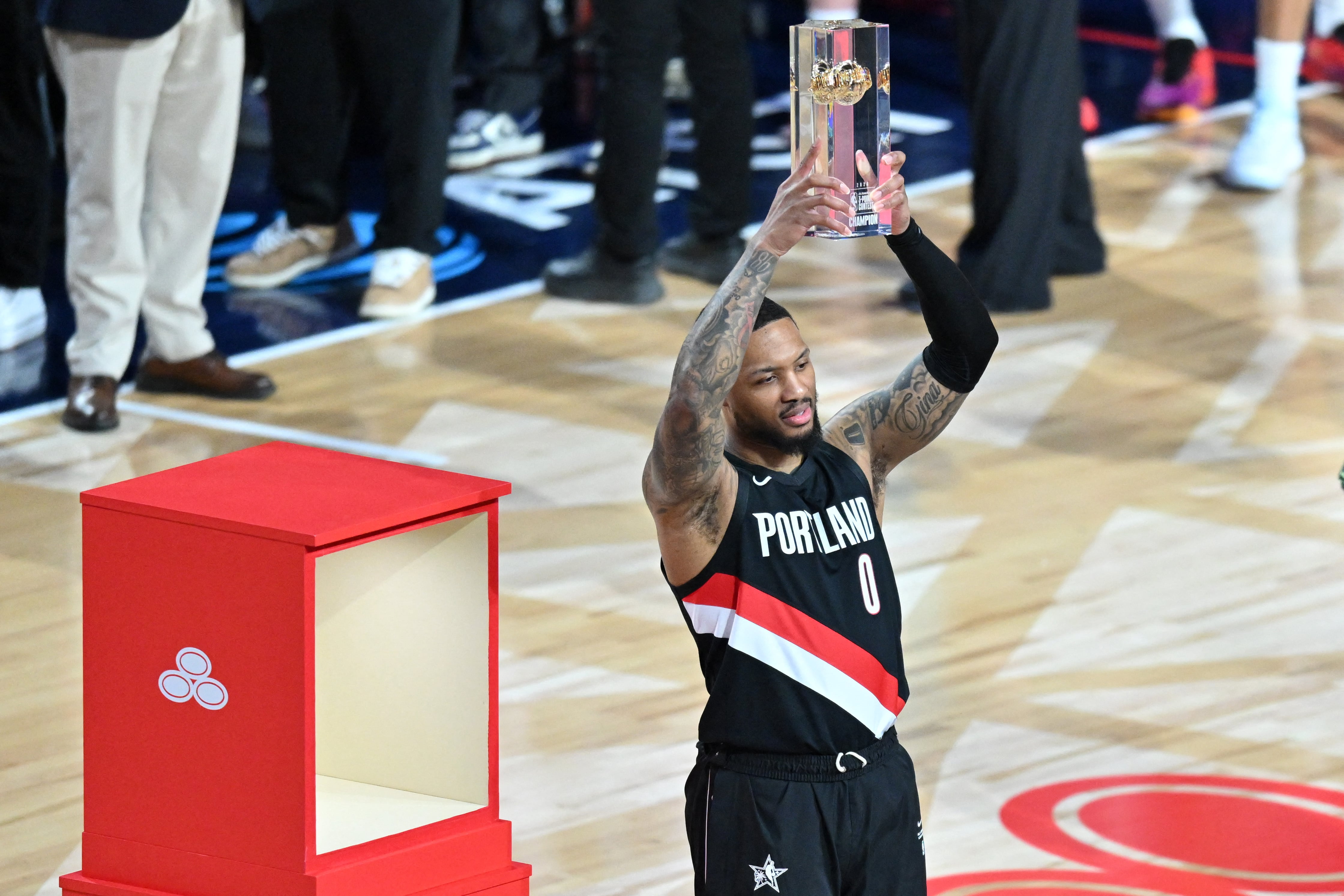Damian Lillard volvió a ser el mejor en el torneo de triples (William Liang-Imagn Images)