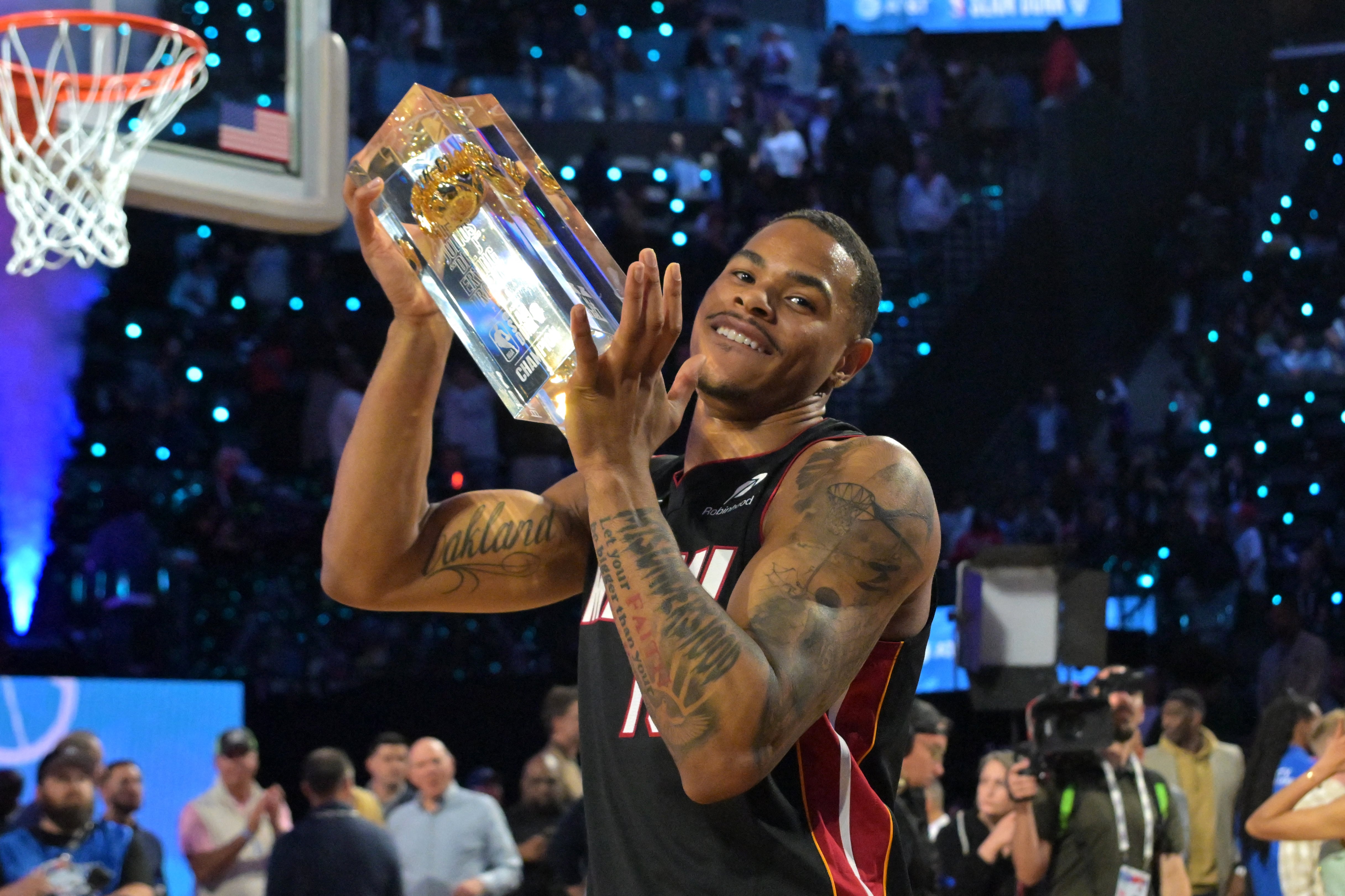 Keshad Johnson celebró su victoria con el trofeo de volcadas (Reuters)