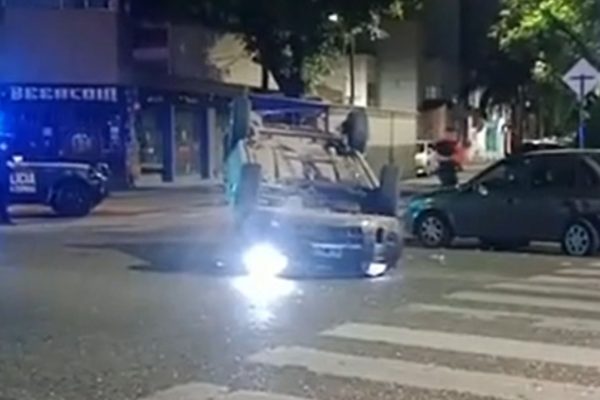 Demoraron a un conductor que volcó en Liniers, luego de haber chocado a un vehículo estacionado