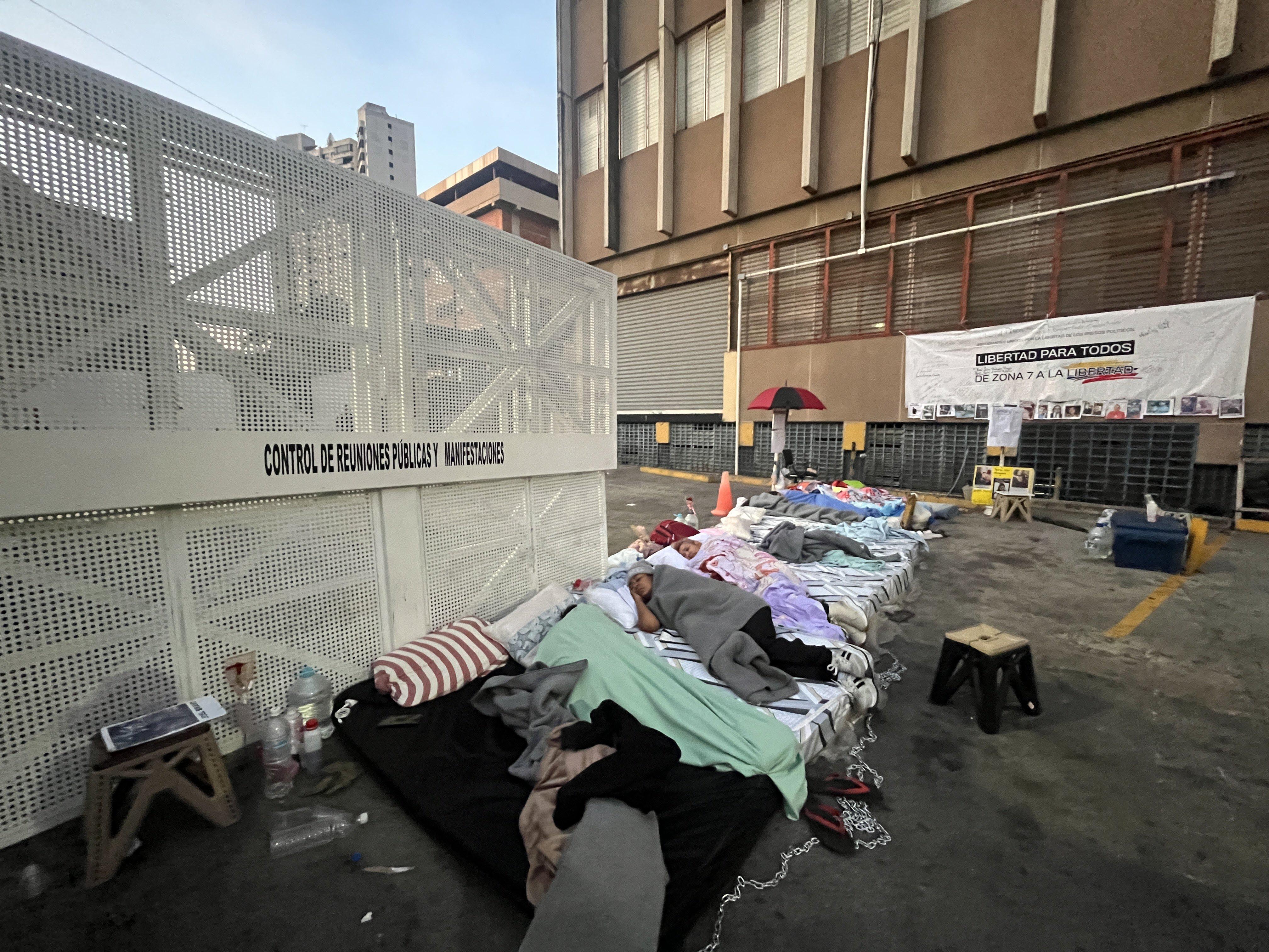 Las imágenes difundidas en redes sociales muestran a familiares durmiendo en colchonetas rodeados de policías y escudos antimotines.