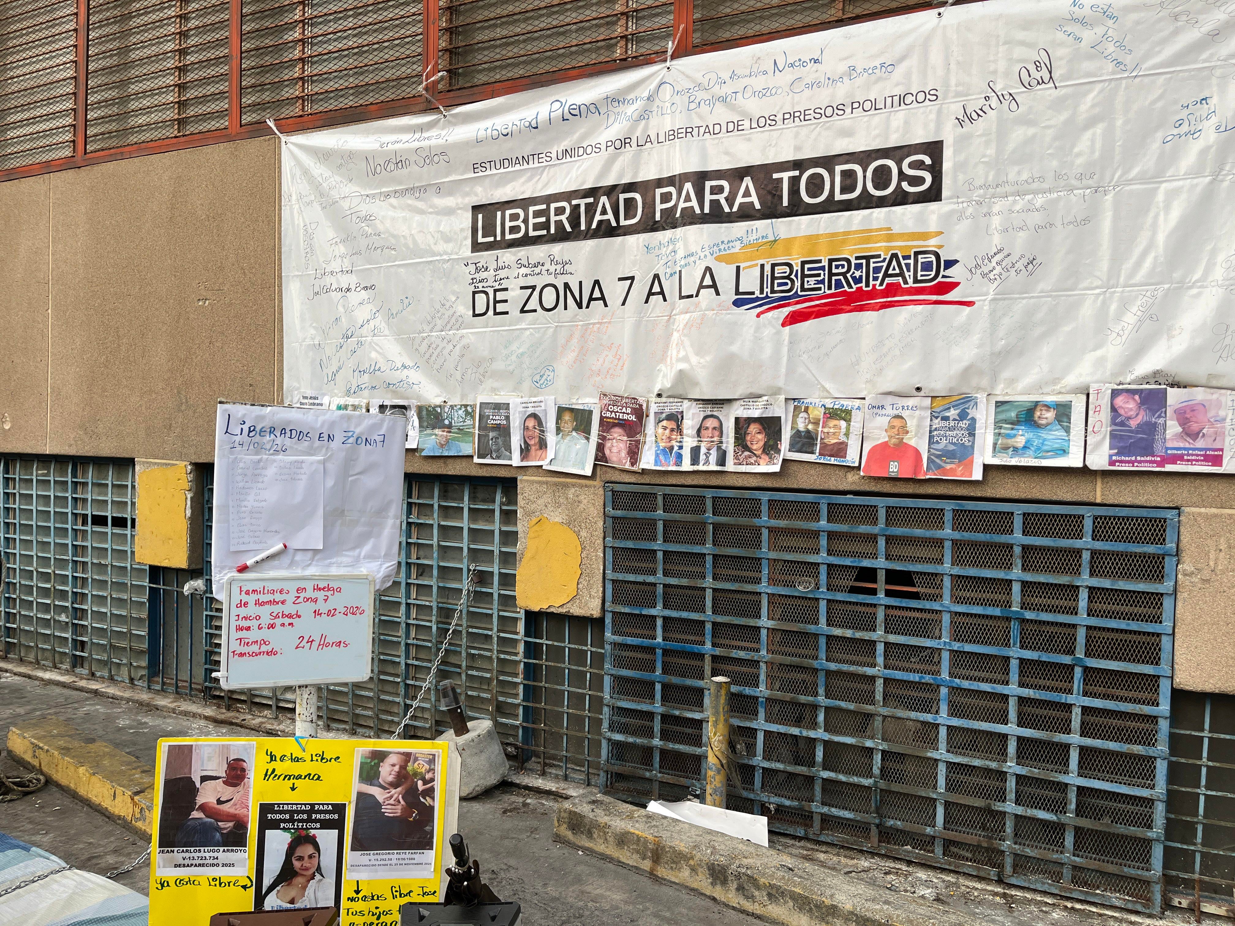 Un cartel con la frase 'Libertad para todos. De Zona 7 a la libertad' acompaña fotografías de detenidos fuera del comando policial.