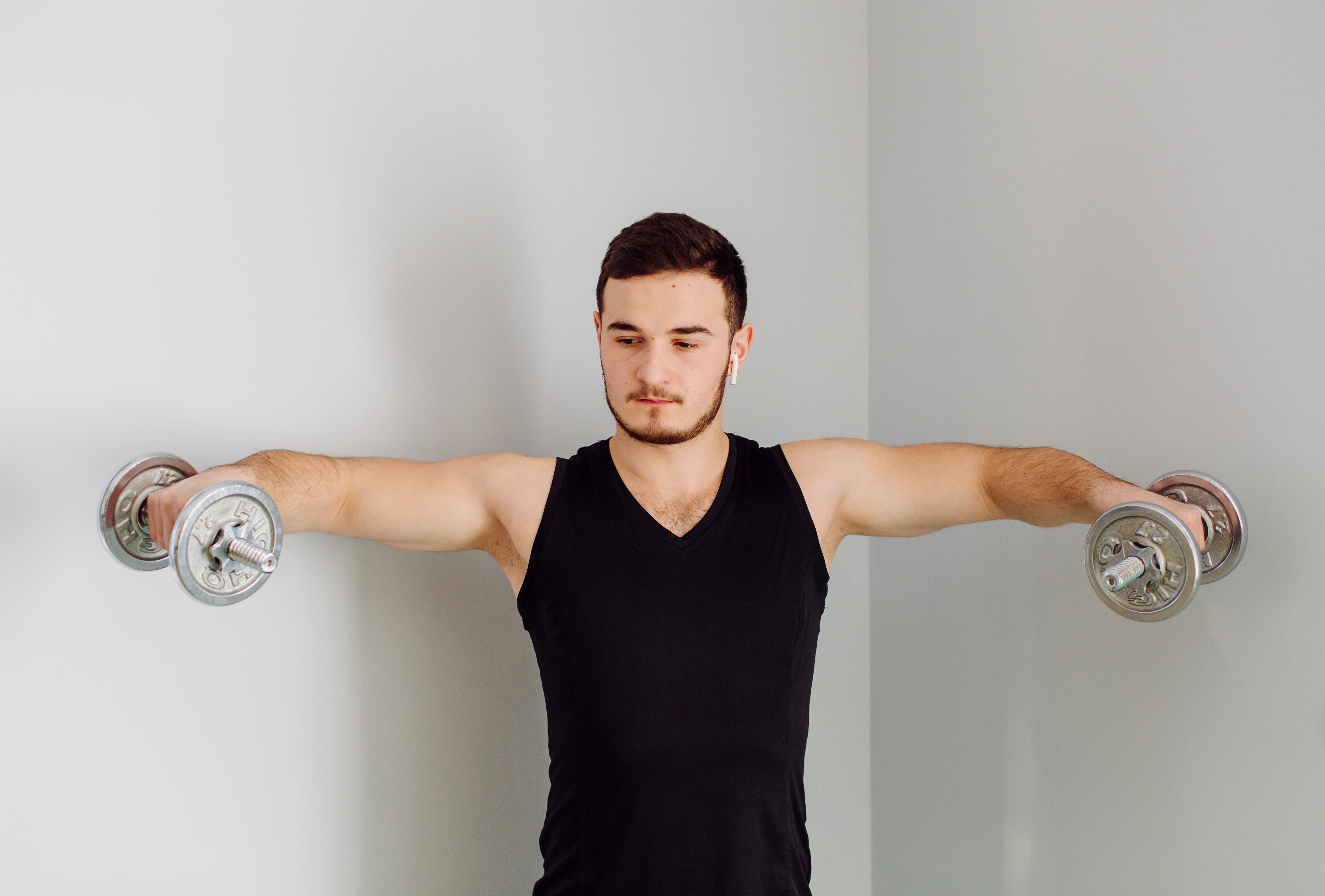 Las elevaciones laterales integra las sesiones de altas repeticiones del programa citado por Men’s Health, diseñado para estimular el desarrollo muscular y la fuerza (Crédito: Freepik)