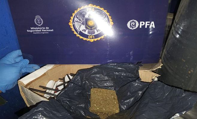 También incautaron un bloque de marihuana y otros estupefacientes (Foto: Policía bonaerense)