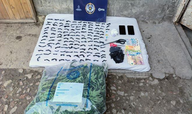 La Policía Federal Argentina (PFA) incautó una gran cantidad de marihuana, partes de armas de fuego, dinero en efectivo y teléfonos celulares durante un operativo antidrogas (Foto: Policía bonaerense)