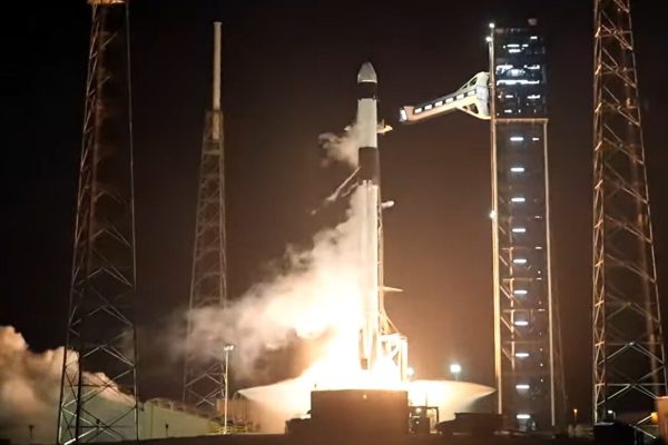 Despegó la misión tripulada a la Estación Espacial Internacional para reemplazar a los astronautas evacuados por enfermedad