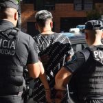 Detuvieron a dos adolescentes con antecedentes que intentaron robar una moto en el centro porteño