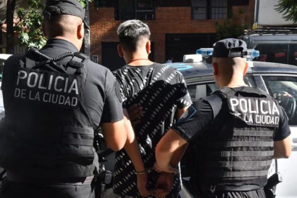 Detuvieron a dos adolescentes con antecedentes que intentaron robar una moto en el centro porteño