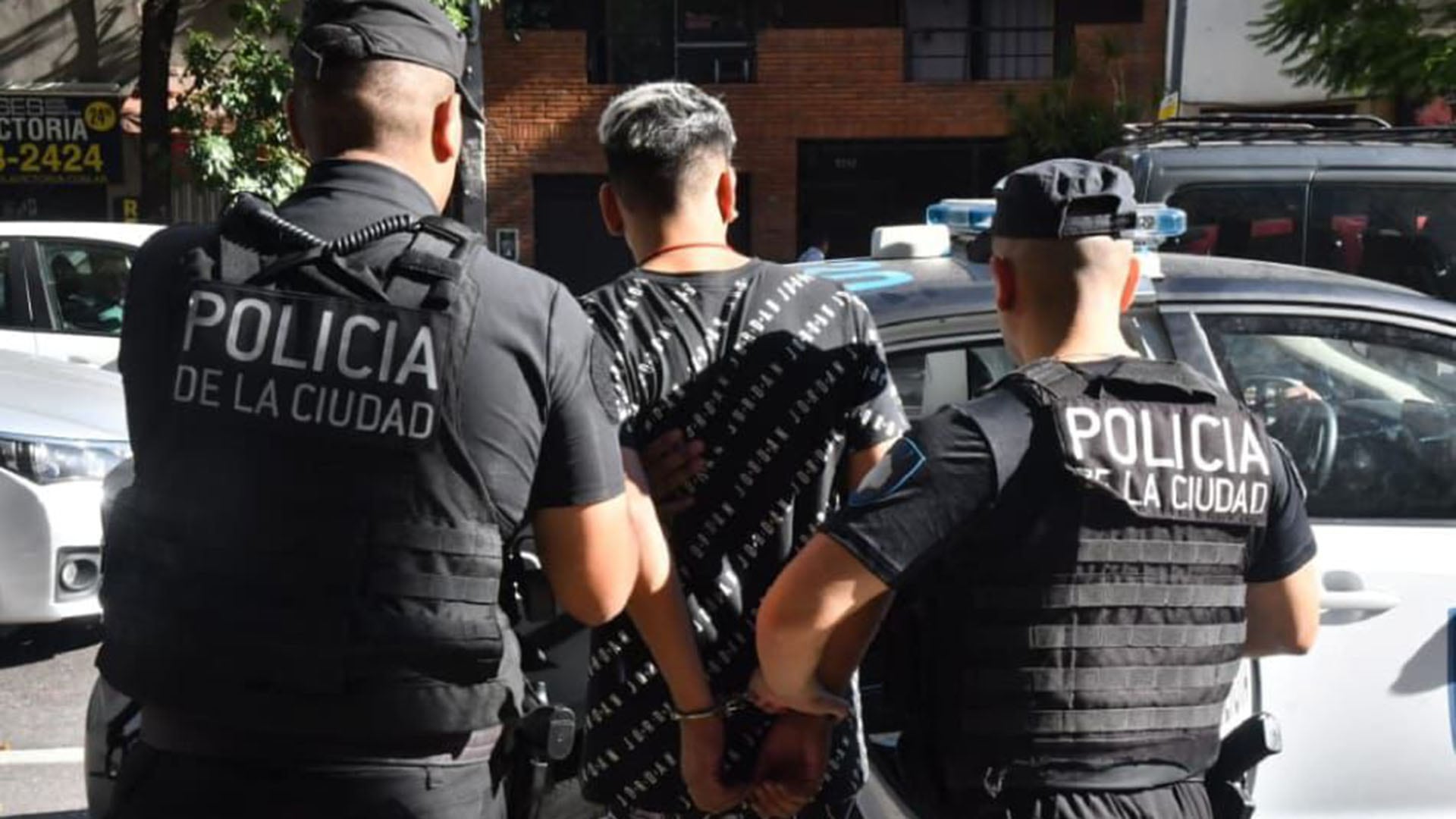 Detuvieron a dos adolescentes con antecedentes que intentaron robar una moto en el centro porteño