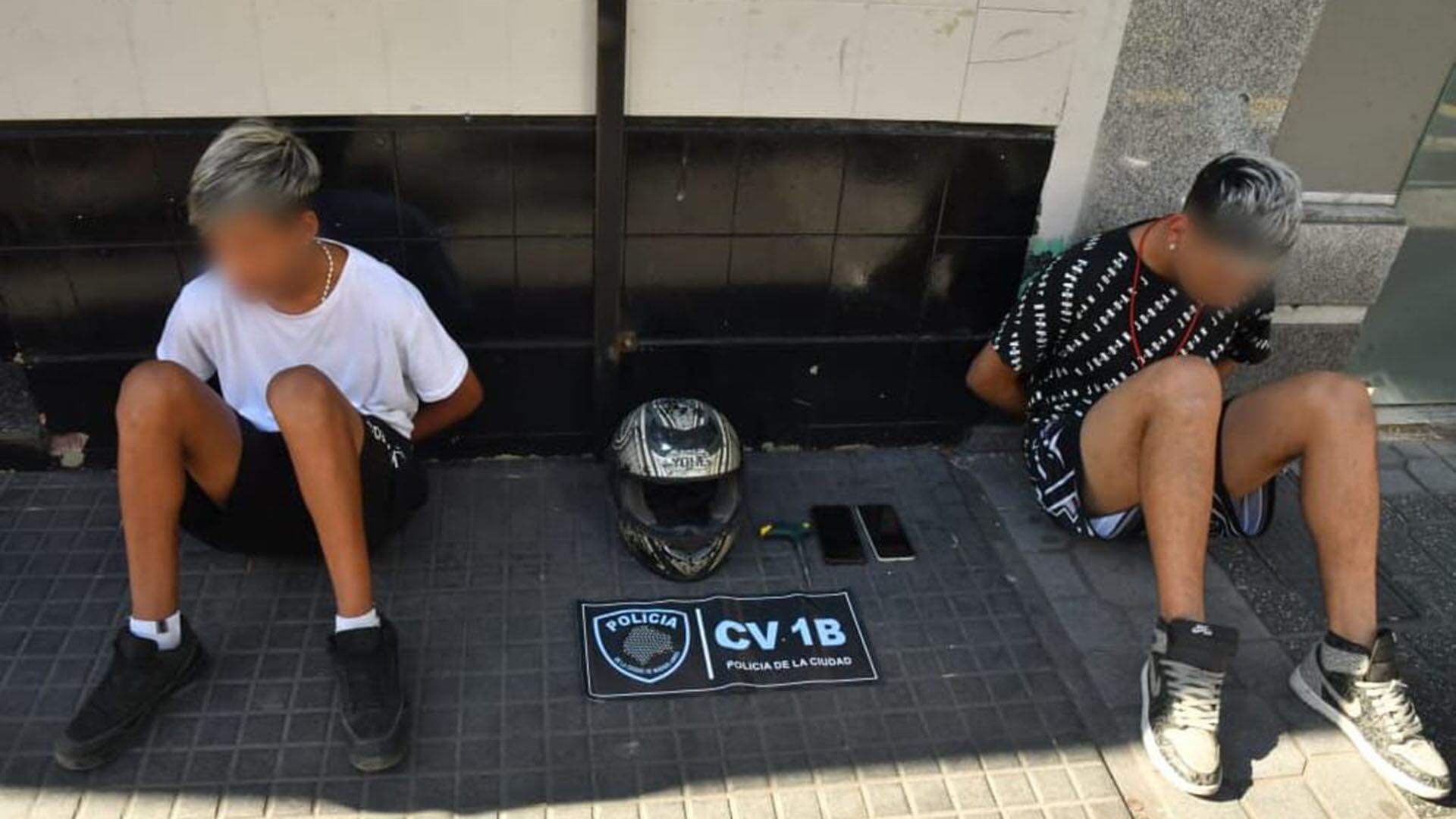 La Policía de la Ciudad detuvo a dos menores con antecedentes que intentaron robar una moto en el barrio de Monserrat