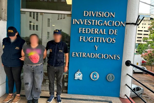 Detuvieron a una empleada de dos clínicas privadas que se escapó de Perú tras un robo y era buscada por Interpol