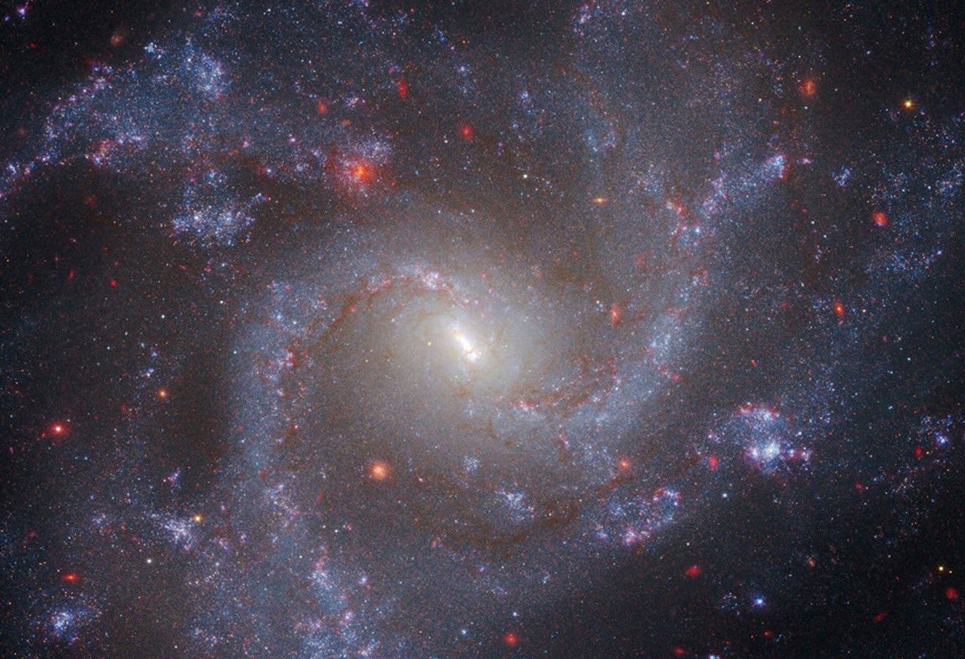 La observación del cosmos permite descubrir estructuras con formas familiares, estas imágenes ayudan a comprender el origen y evolución estelar (NASA)