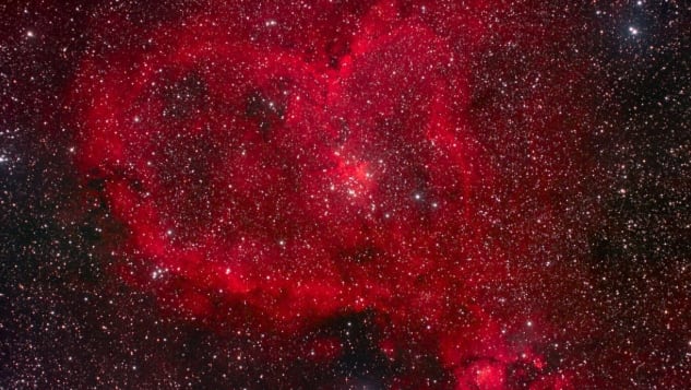 La Nebulosa del Corazón se ubica a miles de años luz, su forma y brillo rojo revelan intensa formación de estrellas jóvenes masivas (NASA) 