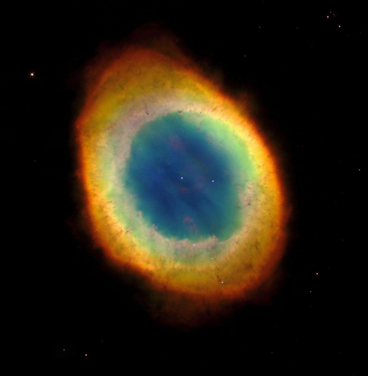 La Nebulosa del Anillo muestra gas expulsado por una estrella moribunda, el proceso revela el destino futuro de astros como el Sol (NASA)