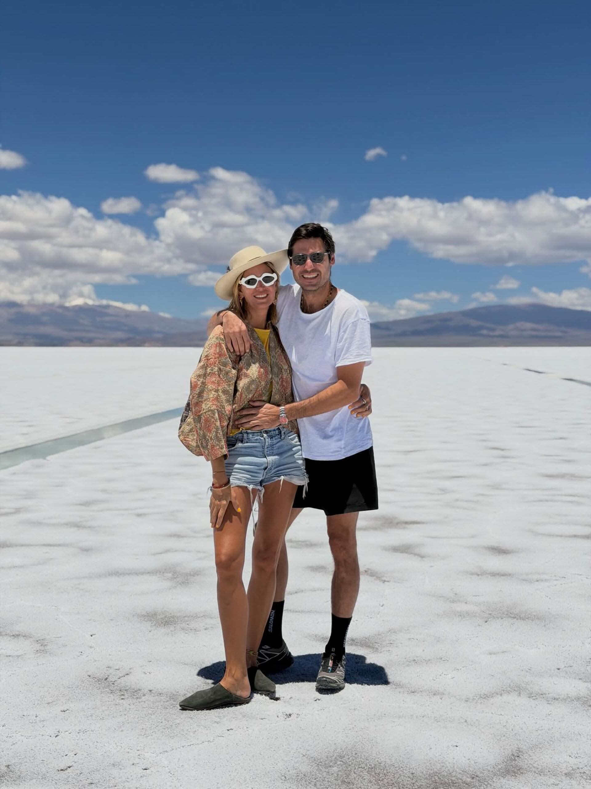 Dolores Barreiro y Santiago Gómez Romero posan en las Salinas Grandes de Jujuy 