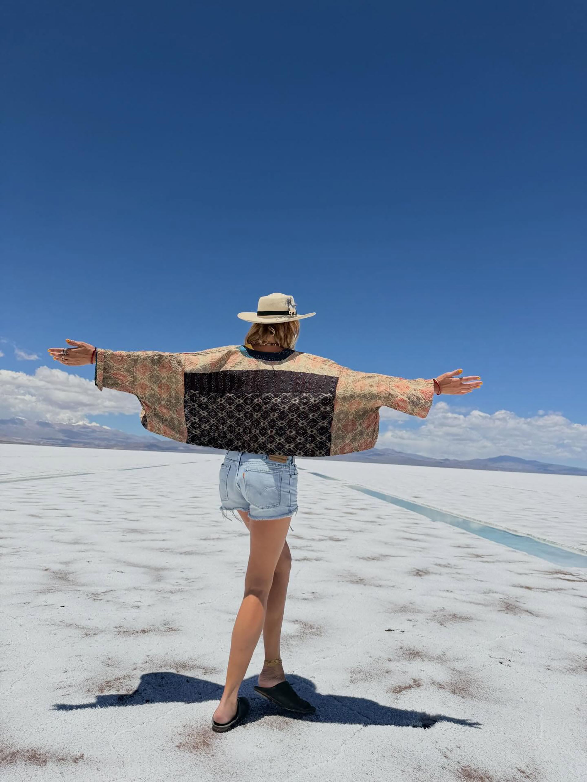Dolores Barreiro y su novio deslumbrados por las Salinas Grandes de Jujuy: “Cielo arriba, cielo abajo”