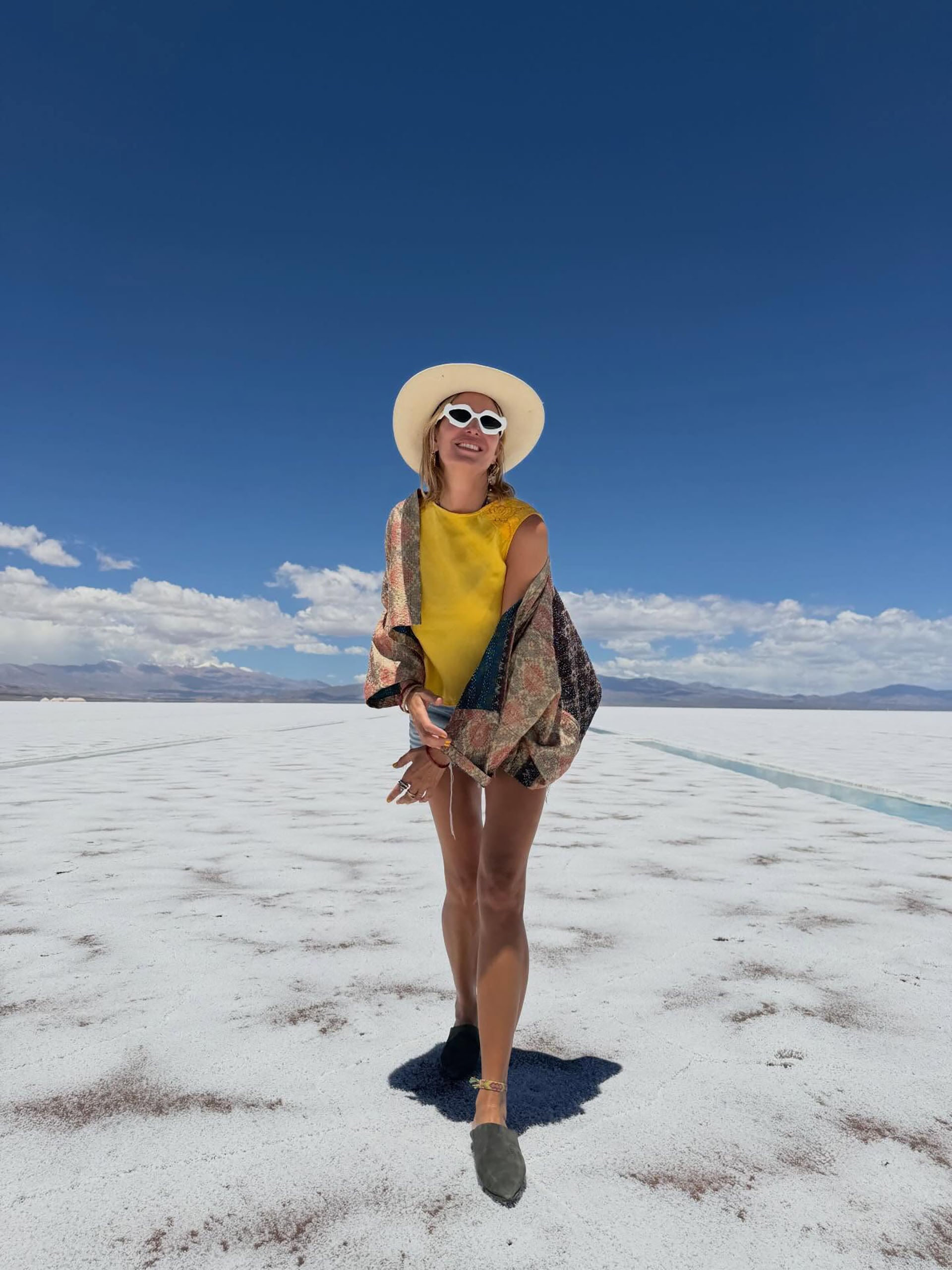 Dolores Barreiro exhibe su estilo boho chic con un look colorido y práctico para caminar sobre la sal y disfrutar del entorno jujeño (Fotos: Instagram)