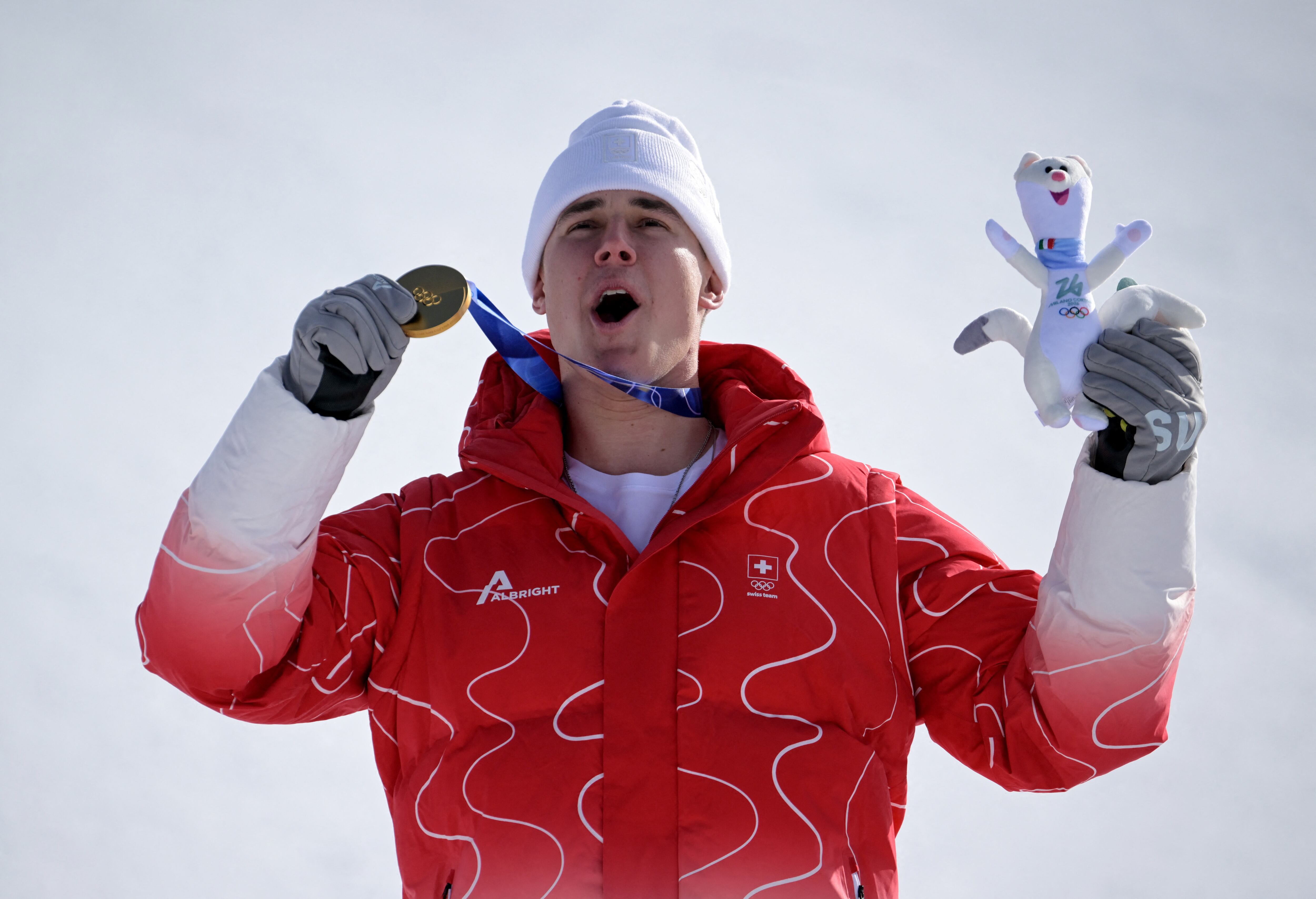 Franjo von Allmen se quedó con la primera medalla dorada de esta edición de los Juegos Olímpicos de Invierno 2026 (REUTERS/Dylan Martinez)