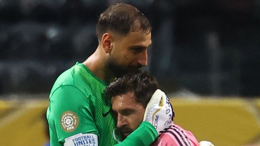 Abrazo entre el arquero y la Pulga durante el Mundial de Clubes (REUTERS/Kai Pfaffenbach)