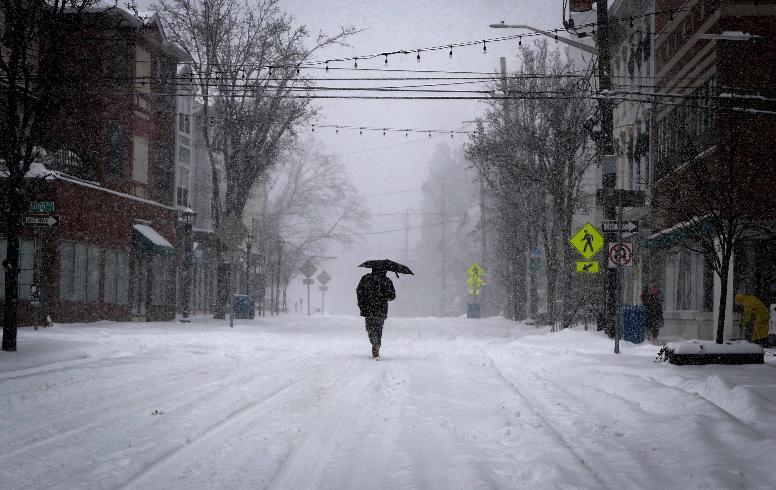 Las autoridades de California y Nevada han activado planes de emergencia, incluyendo maquinaria pesada y refuerzo de cuadrillas eléctricas ante el temporal invernal. (REUTERS/Mike Segar)