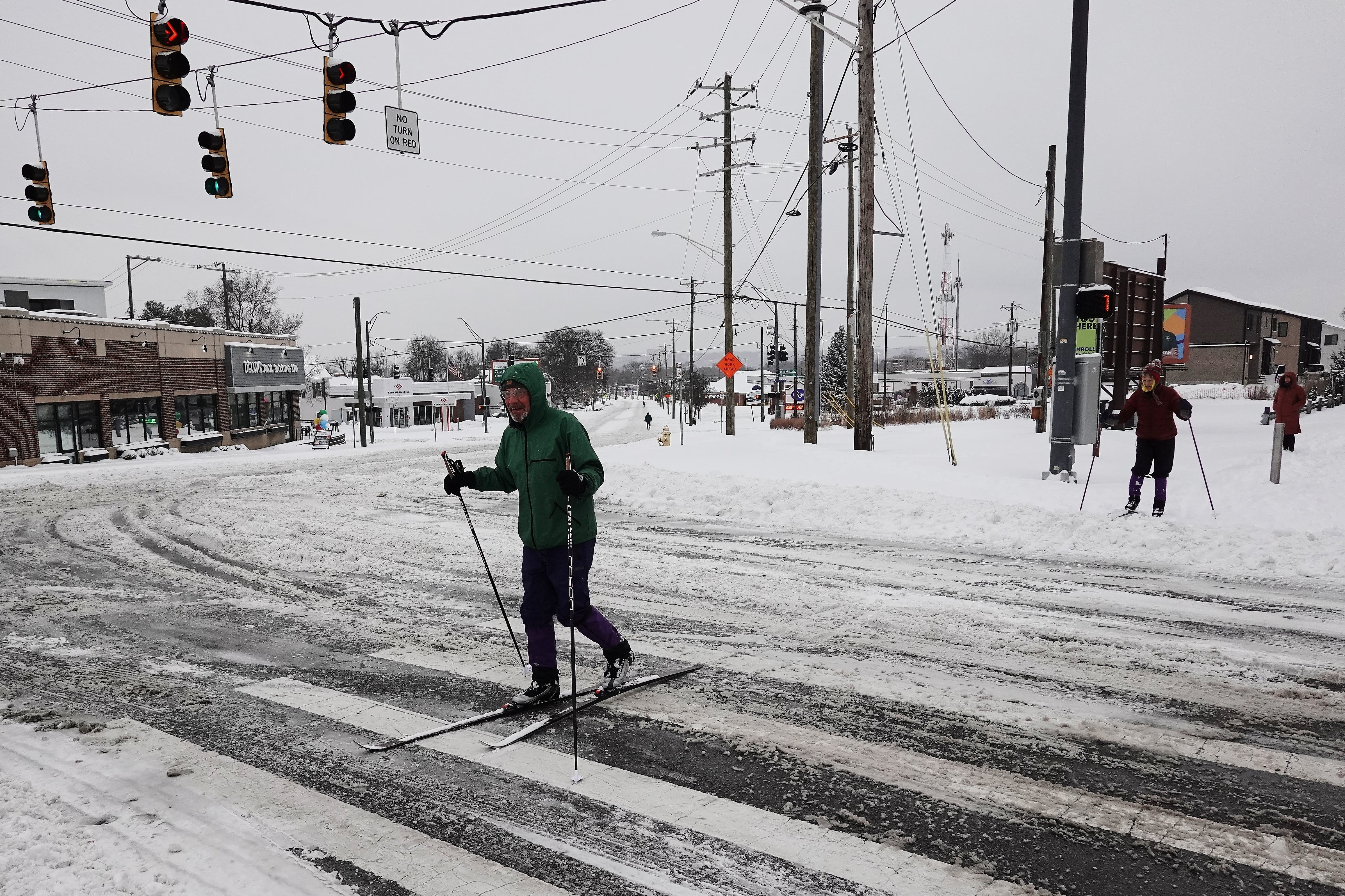 La tormenta invernal impactará California y Nevada desde el domingo 15 hasta el miércoles 18 de febrero, con acumulaciones de nieve superiores a los 2 metros en Sierra Nevada y vientos de hasta 160 km/h. (AP Photo/Joshua A. Bickel)