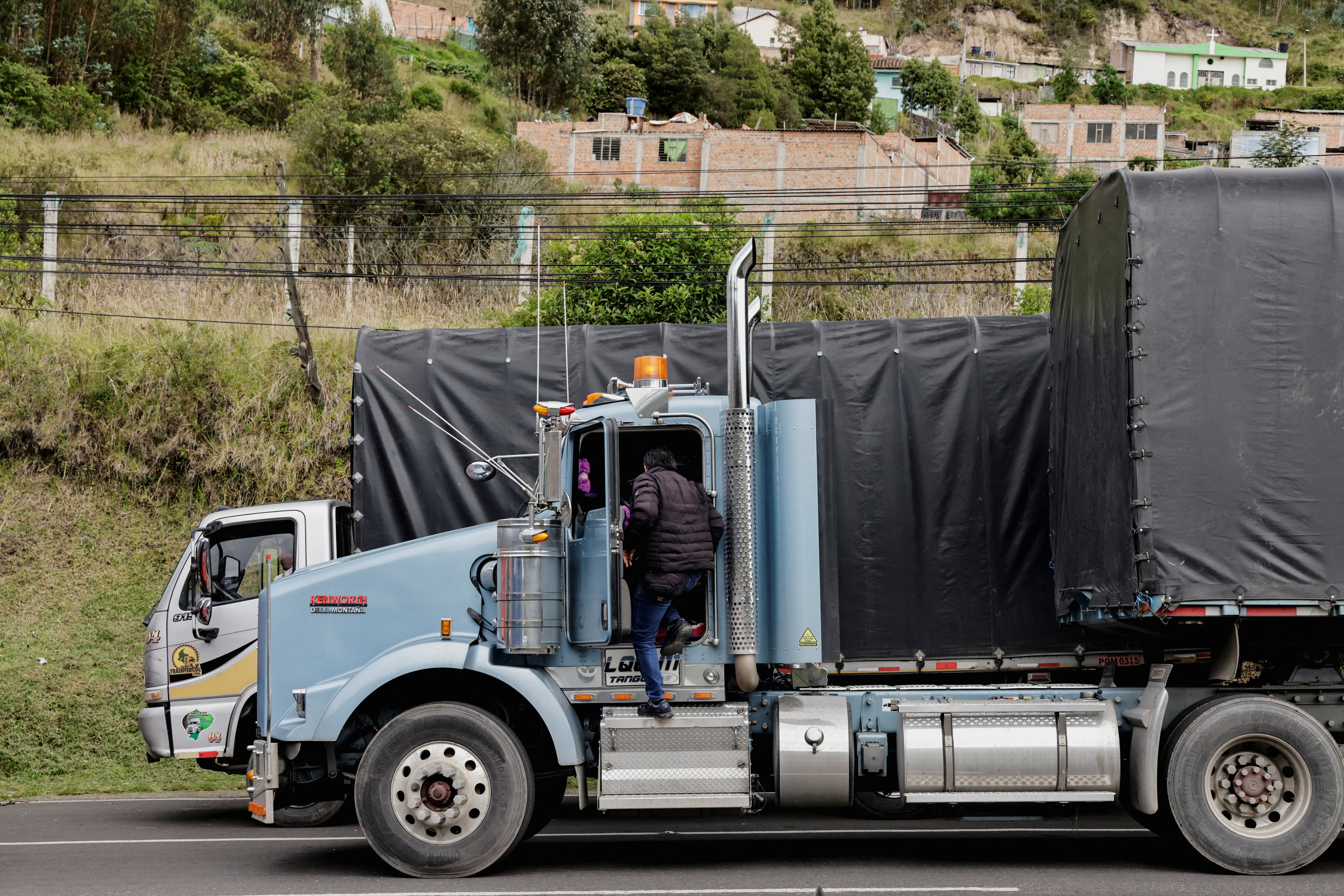 Jaime Tobar, un conductor de camión, se sube a su camión para avanzar mientras los vehículos se alinean en la frontera entre Ecuador y Colombia en medio del tráfico creciente antes de los nuevos aranceles anunciados por el presidente ecuatoriano Daniel Noboa y el presidente colombiano Gustavo Petro, en Ipiales, Colombia, el 31 de enero de 2026. REUTERS/Karen Toro