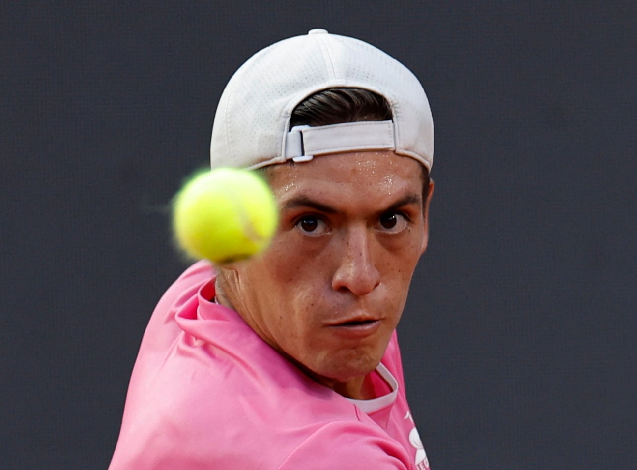 La mirada fija en la pelota. Sebastián Báez, uno de los favoritos a quedarse con el Argentina Open (Fuente: REUTERS/Jorge Silva)