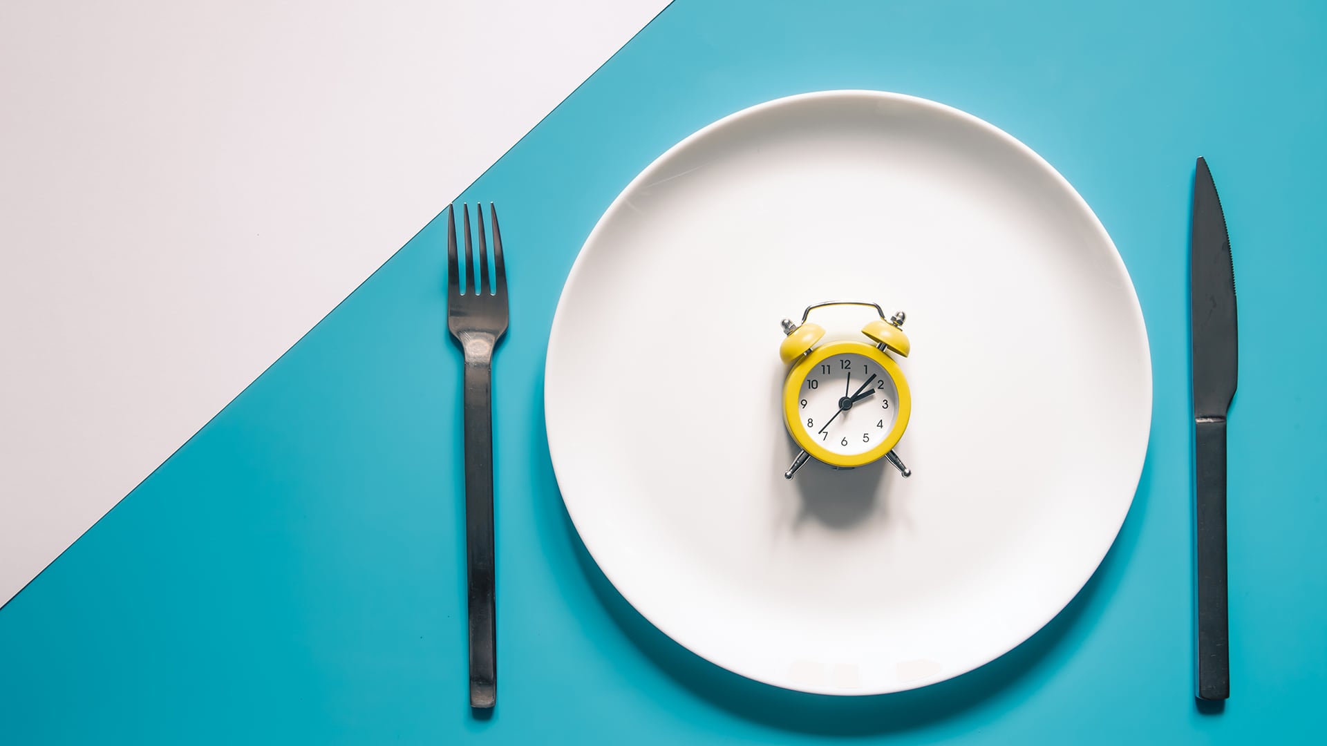 El ayuno intermitente no mostró efectos clínicamente significativos en la pérdida de peso para adultos con sobrepeso, según una revisión de Cochrane. (Freepik)