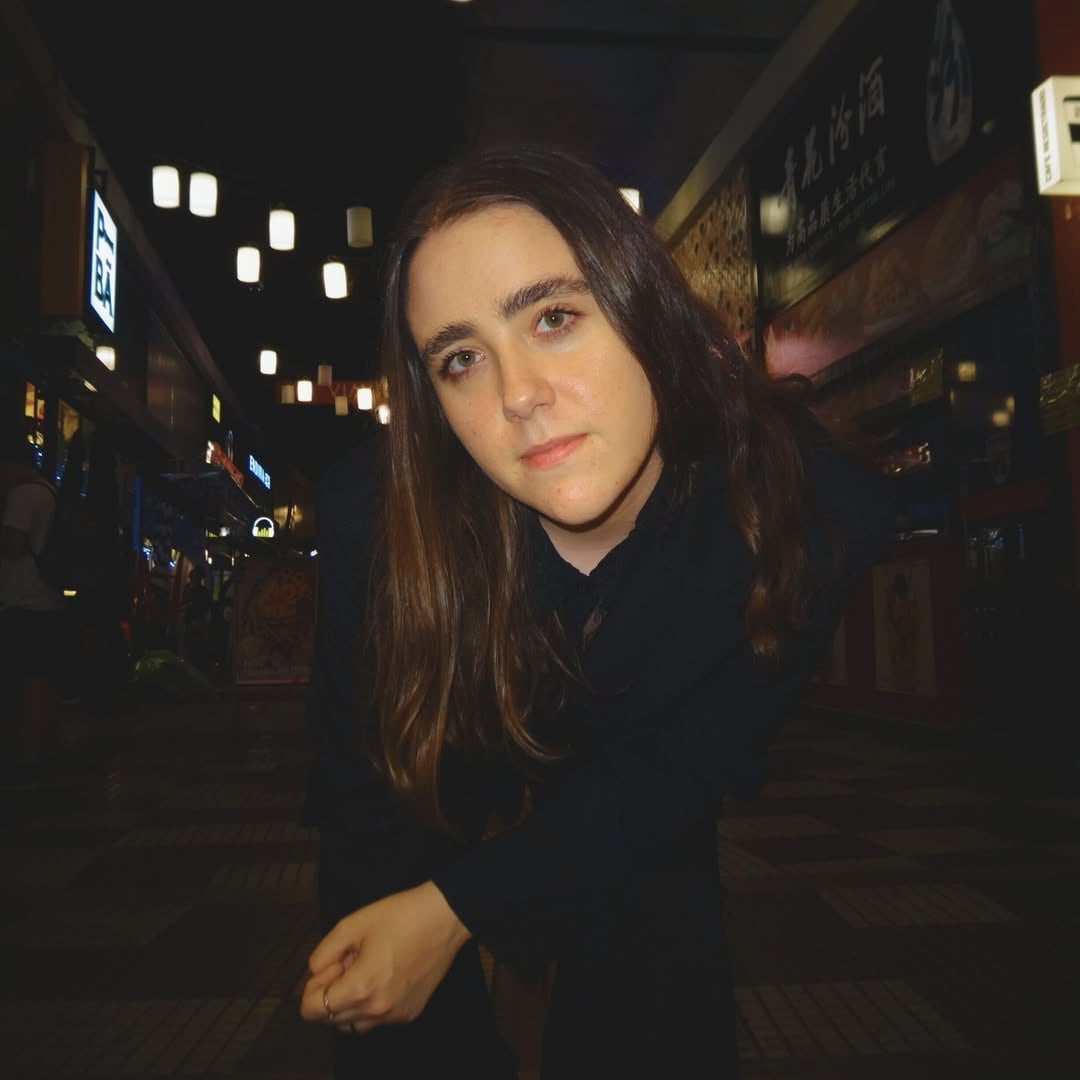 Durante los cuatro años de universidad hizo dos carreras diferentes, una pensaba en la escritura y la otra en la producción musical