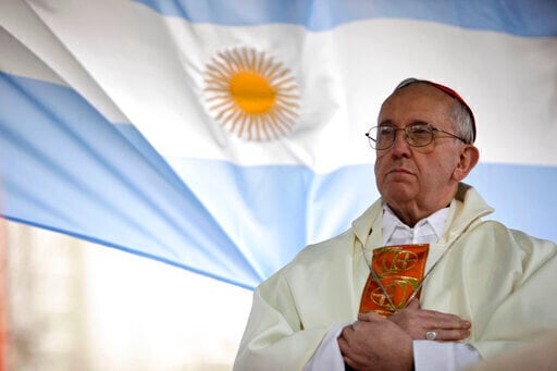 El papa Francisco explicó a sus allegados que tras servir 76 años en Argentina, su misión era atender al mundo (AP Foto/Natacha Pisarenko)