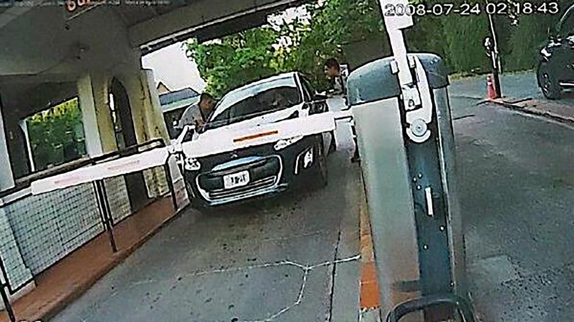 El momento en que Gaetani se acerca al puesto de seguridad para pedir ayuda