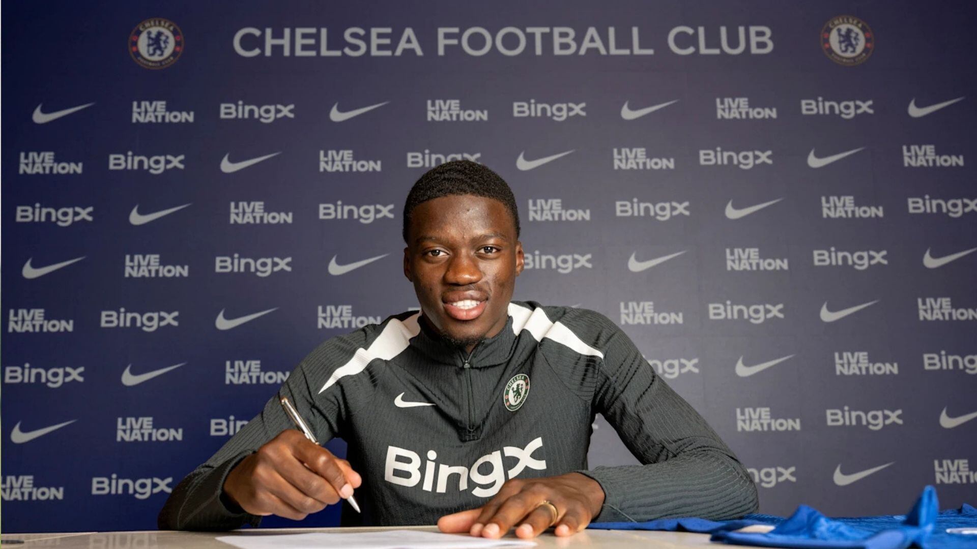 El futuro del central francés se mantiene incierto (Crédito: Chelsea)