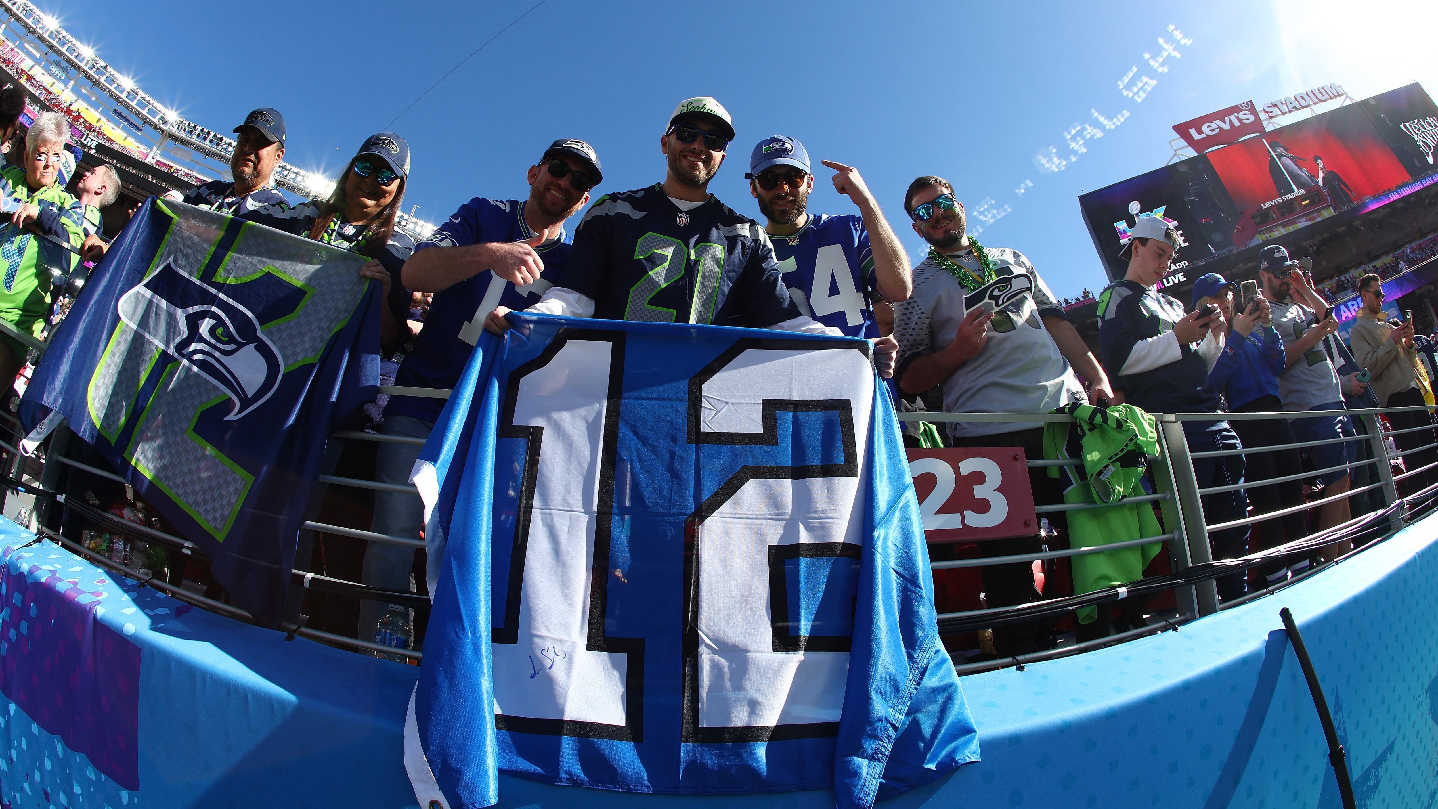 La bandera del n° 12 está siempre presente en la hincha de Seattle Seahawks (Photo by RONALD MARTINEZ / GETTY IMAGES NORTH AMERICA / Getty Images via AFP)